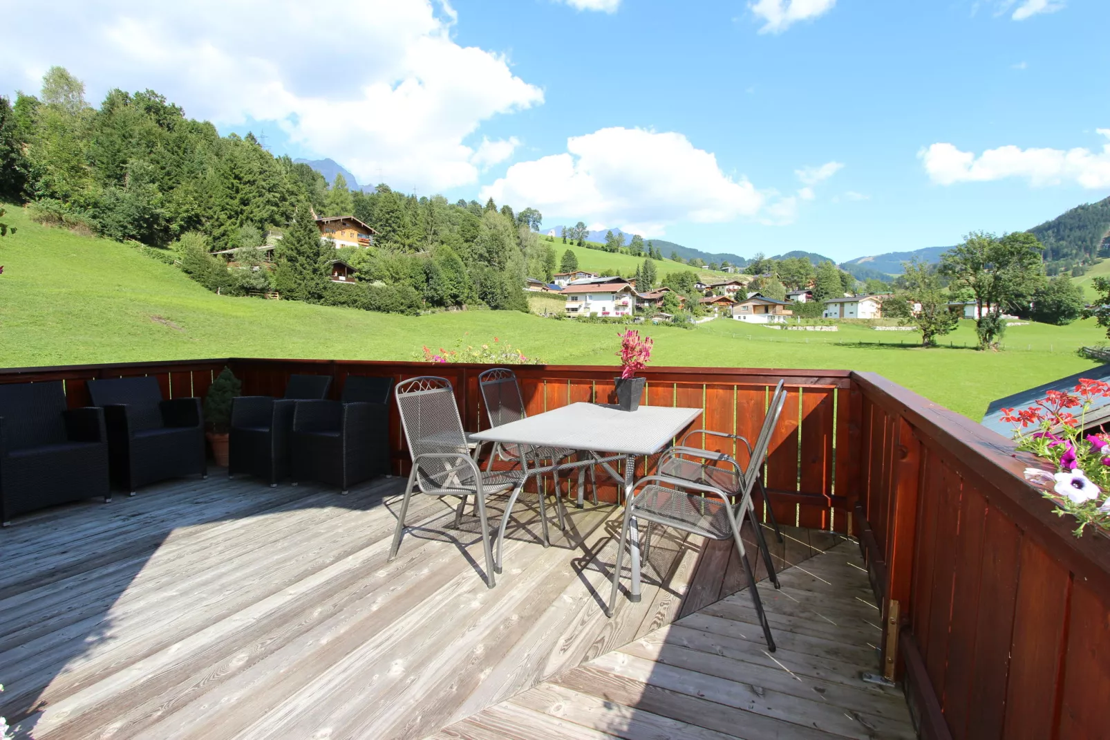 Ruim appartement in Maria Alm nabij een golfbaan-Terrasbalkon