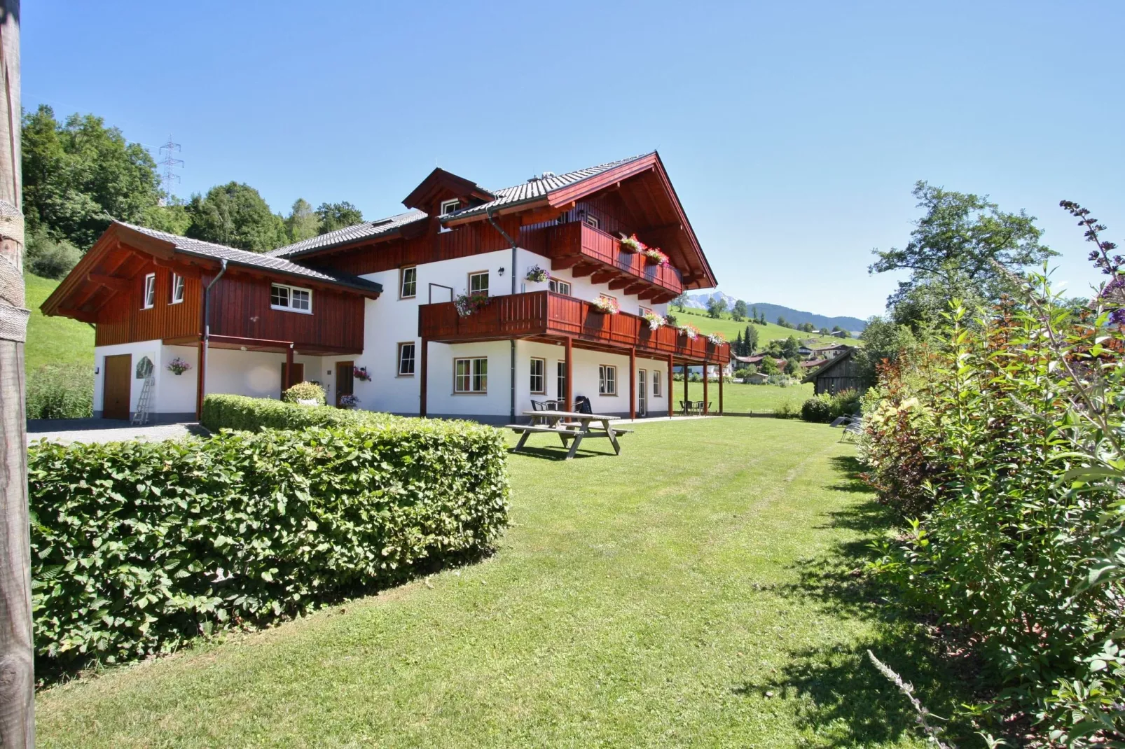 Ruim appartement in Maria Alm nabij een golfbaan-Tuinen zomer