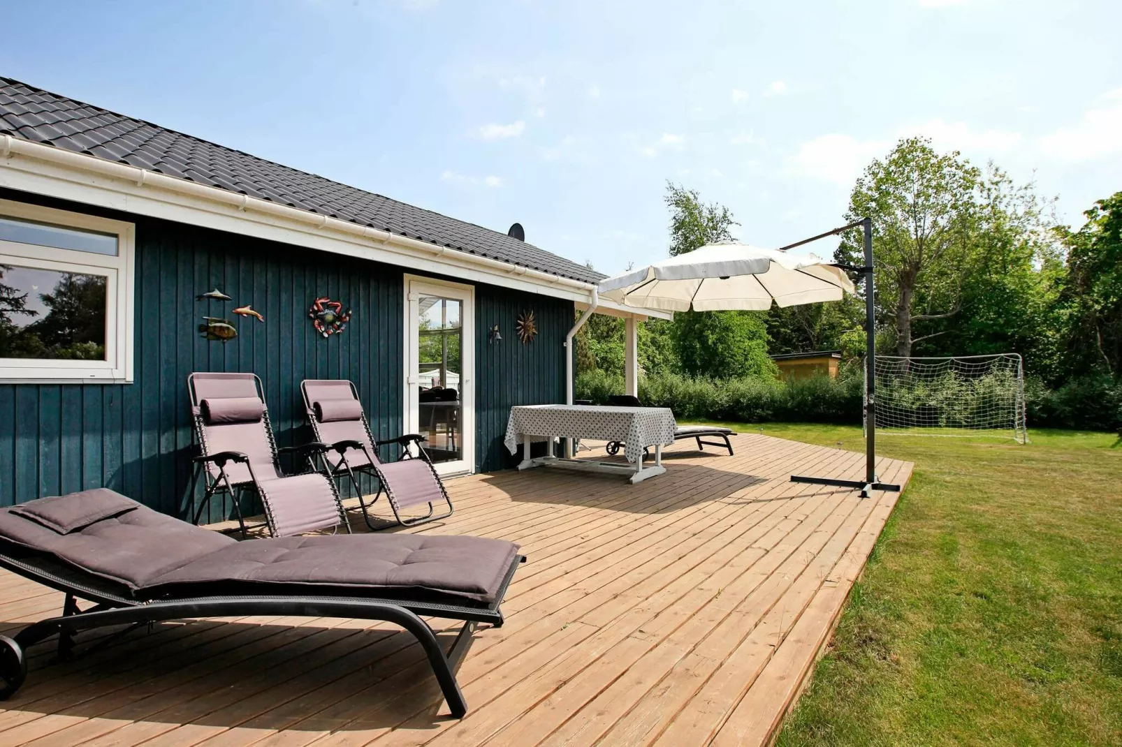 Scandinavisch vakantiehuis in Juelsminde met houten terras