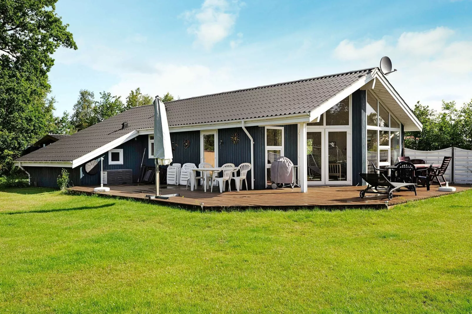 Scandinavisch vakantiehuis in Juelsminde met houten terras