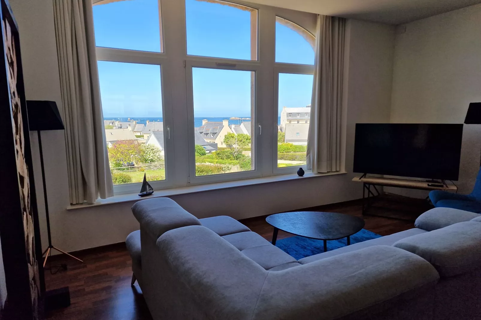 Pretty apartment with sea view in Primel