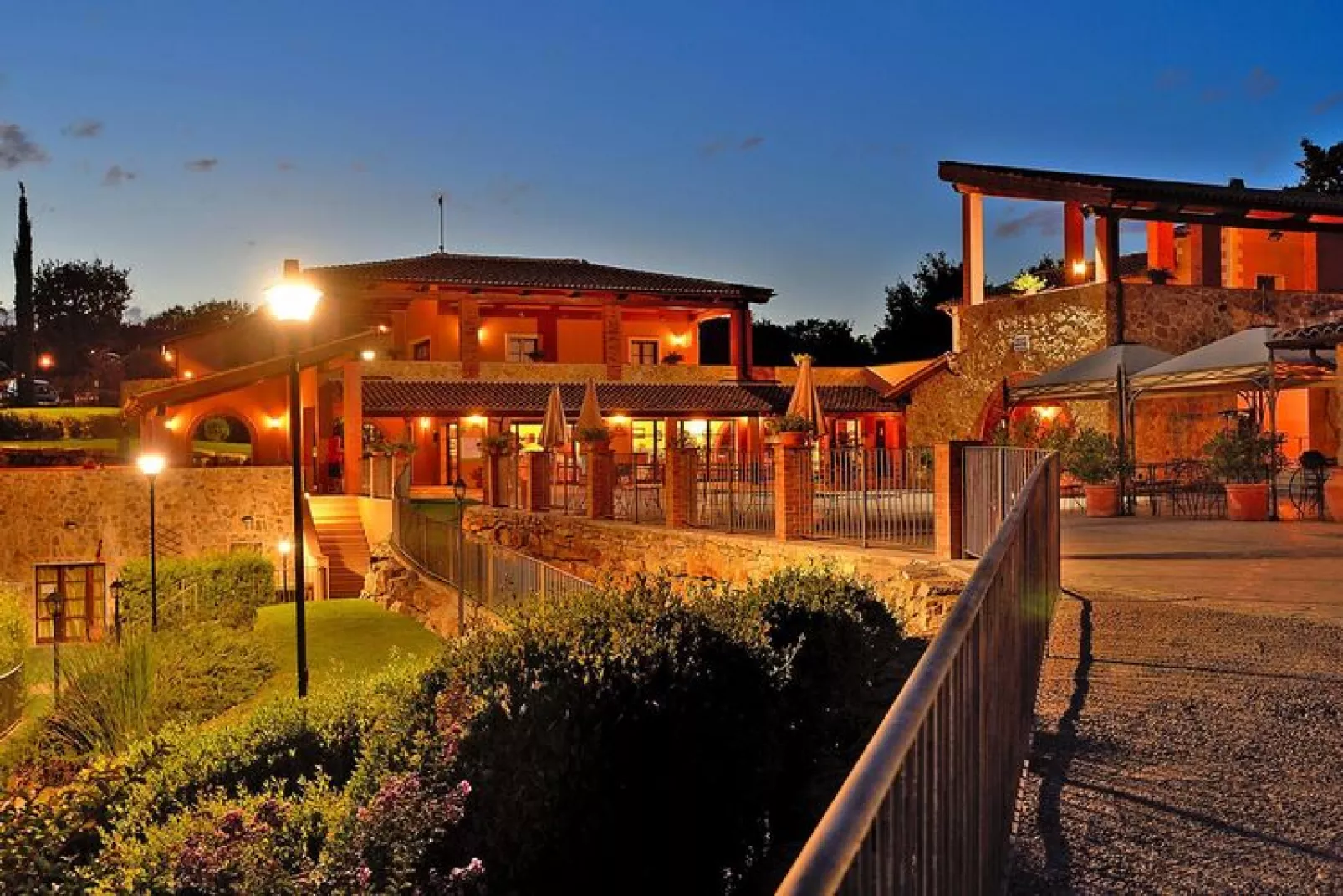 Holiday resort Borgo Magliano Magliano in Toscana-2 bedroom trilo-Buitenkant zomer