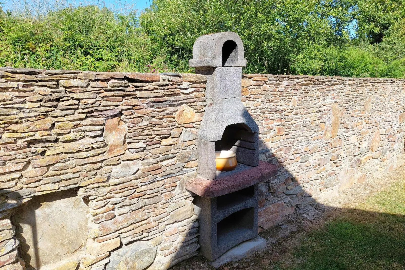 Steinhaus mit Kamin Plouénan-Tuinen zomer