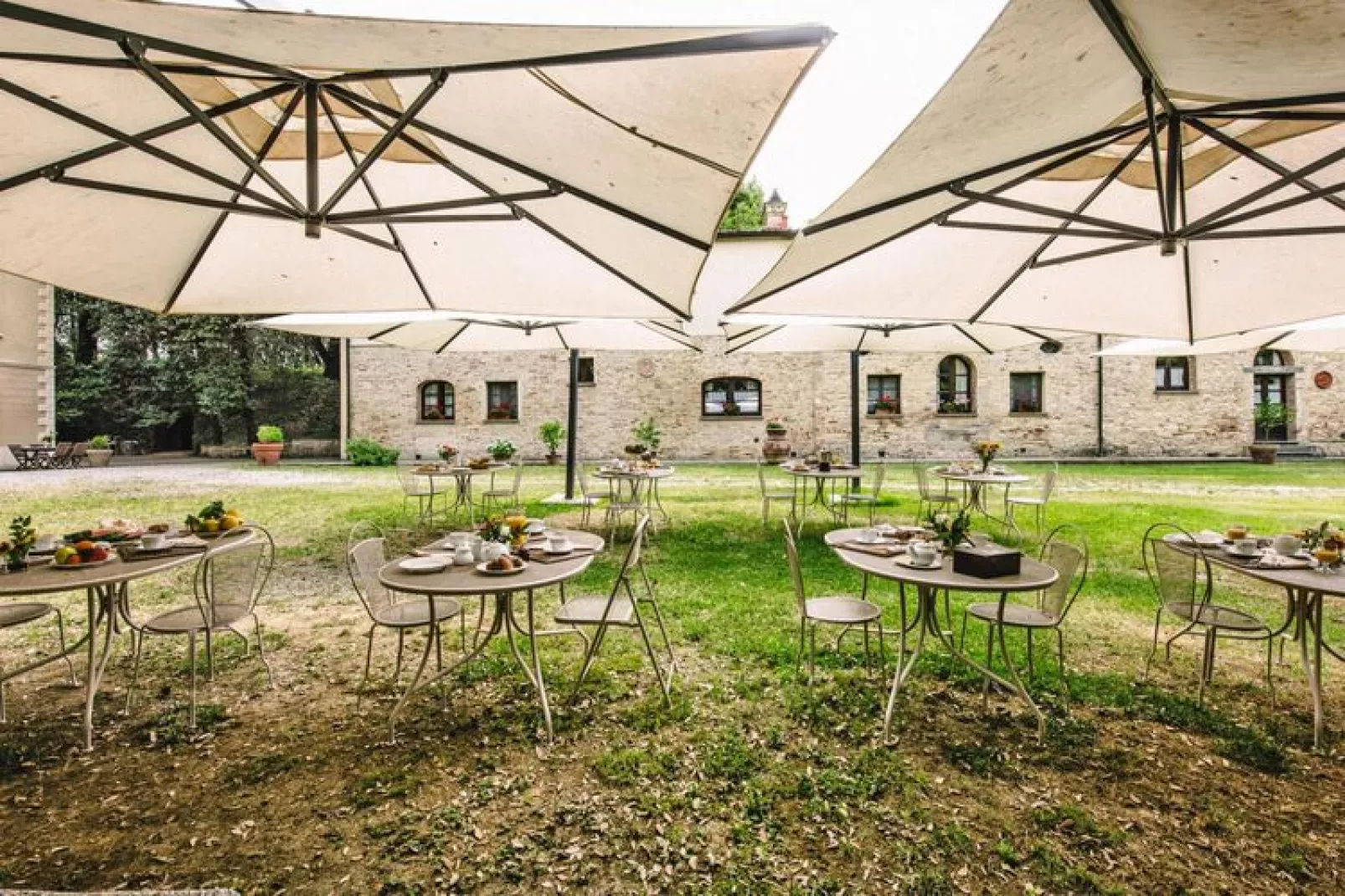 Agri-tourism Tenuta Quarrata, Santo Pietro Belvedere-bilo Galleria-Tuinen zomer