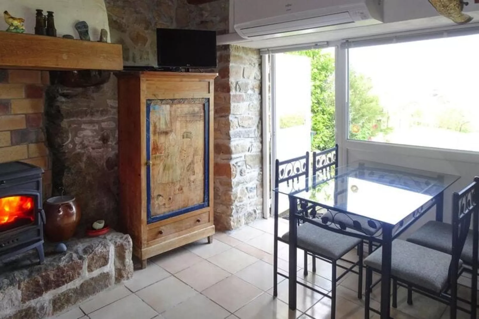 Natural stone house with private Jacuzzi on Breton estate Plougasnou-Woonkamer