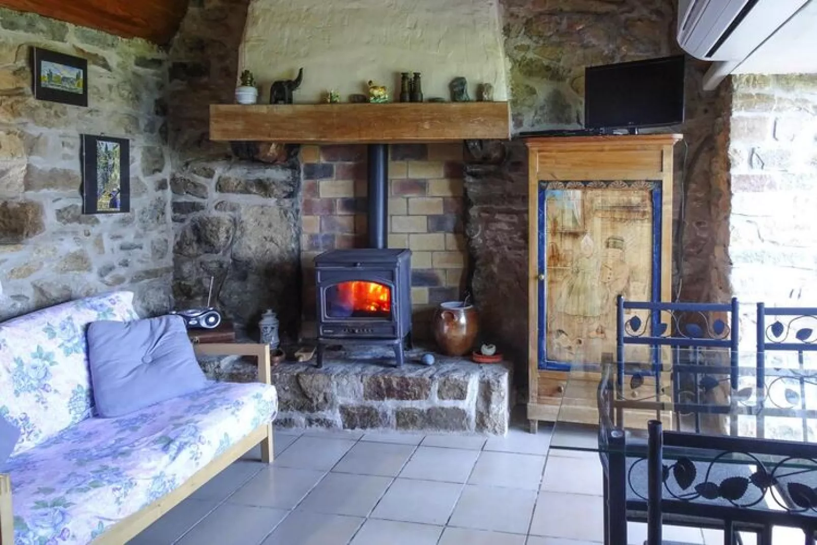 Natural stone house with private Jacuzzi on Breton estate Plougasnou-Woonkamer