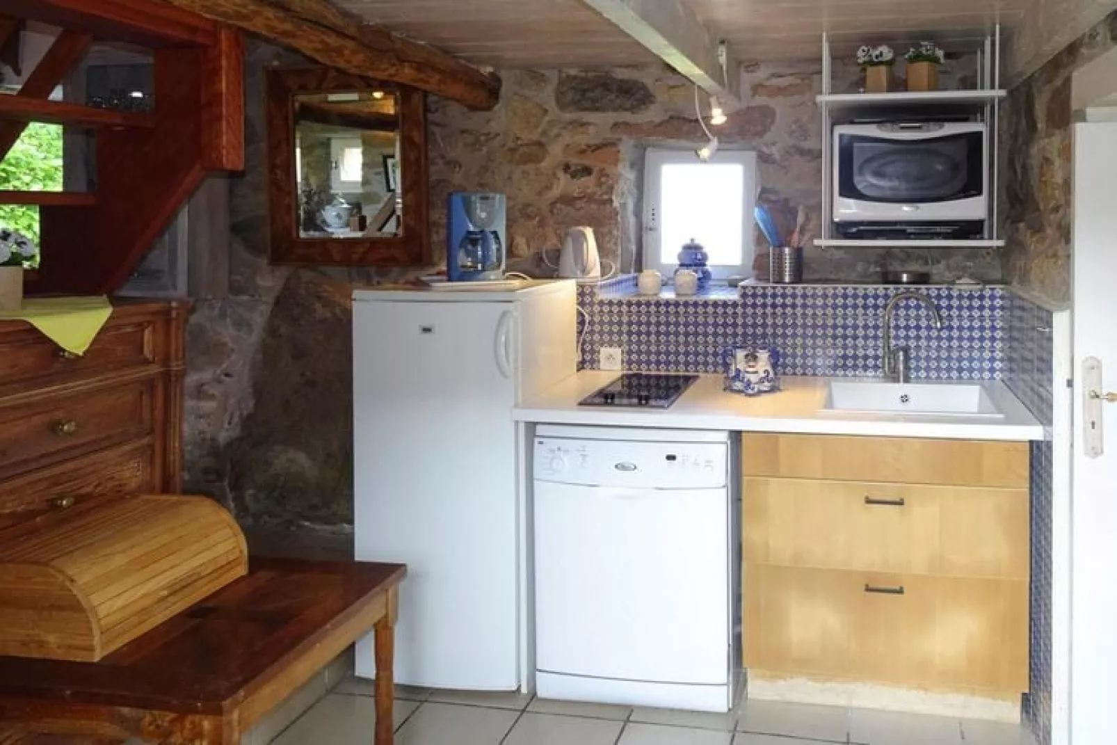 Natural stone house with private Jacuzzi on Breton estate Plougasnou-Keuken