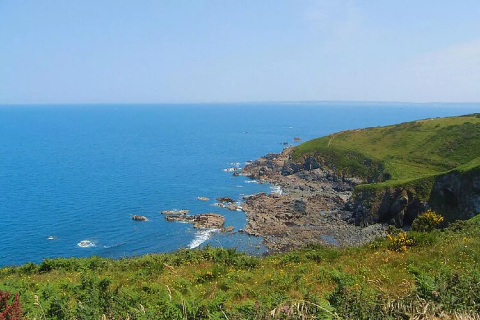 Natural stone house with private Jacuzzi on Breton estate Plougasnou-Waterzicht