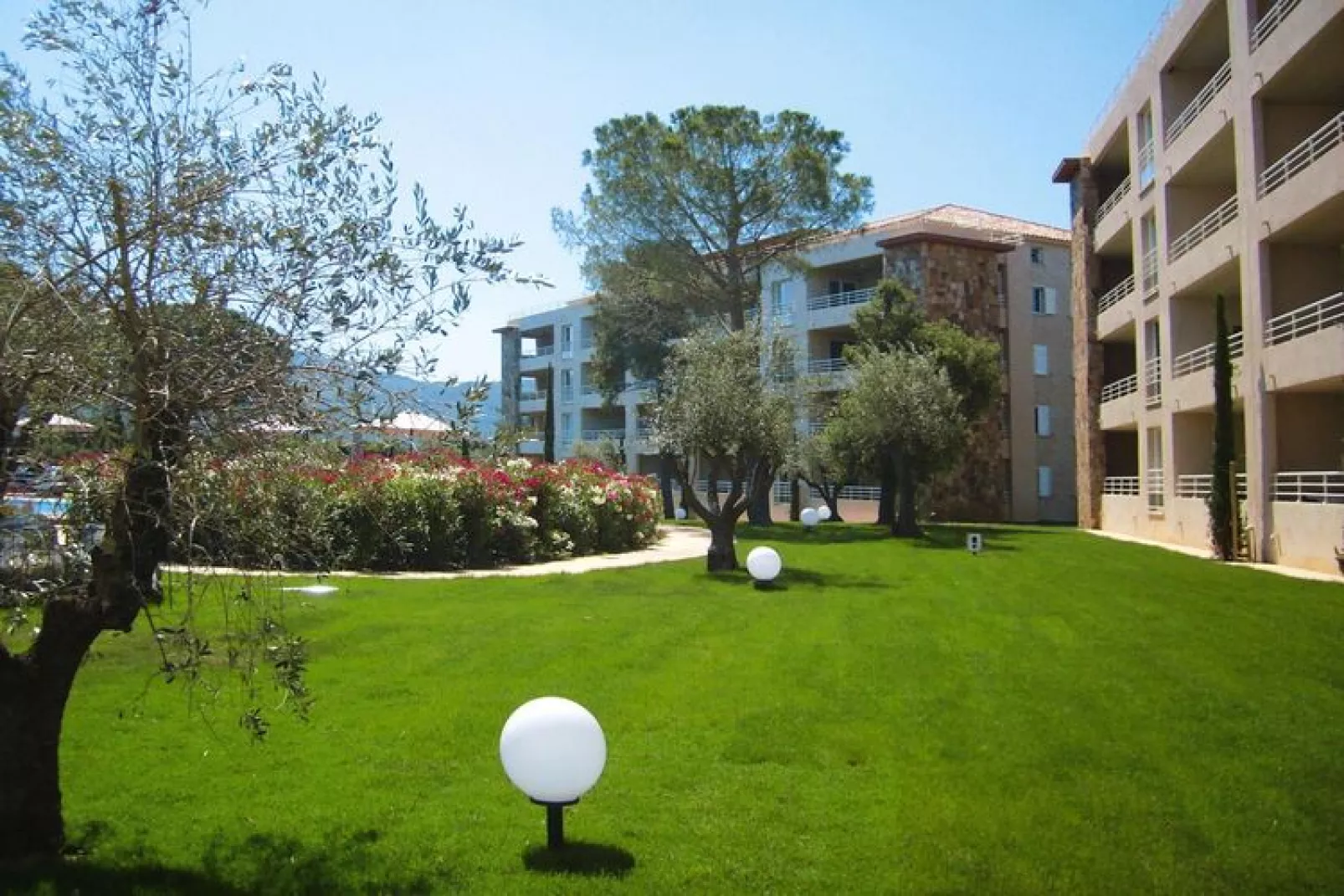 Residence Salina Bay Porto-Vecchio // F3 luxe - 6 pers - côté jardin-Tuinen zomer
