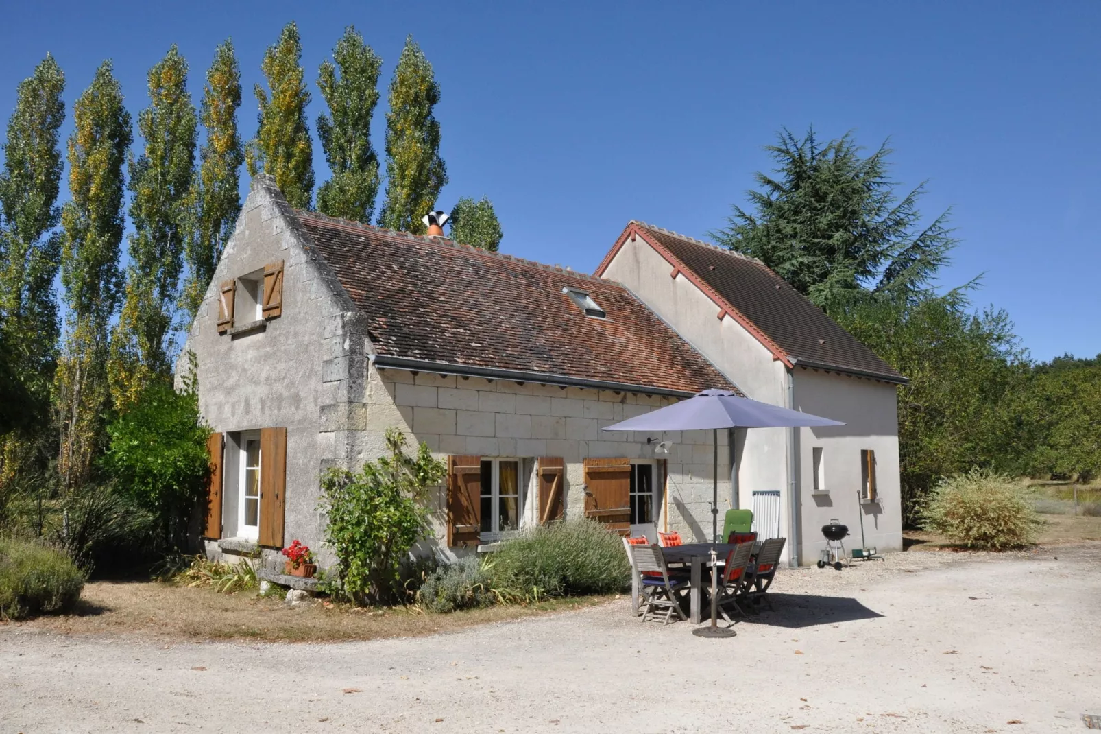 La Bergerie les Drageonnières-Buitenkant zomer
