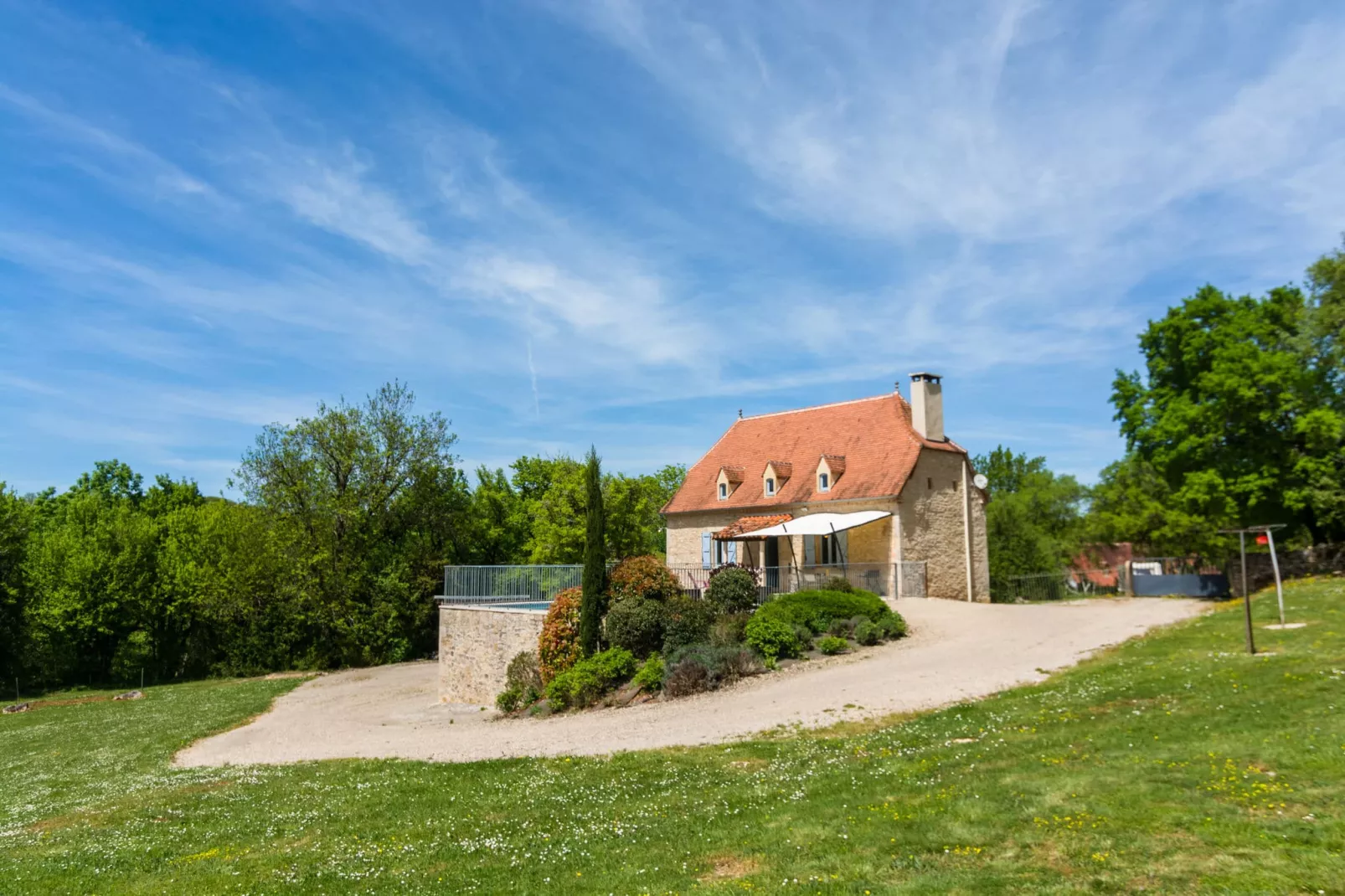 Maison de vacances Thémines-Buitenkant zomer