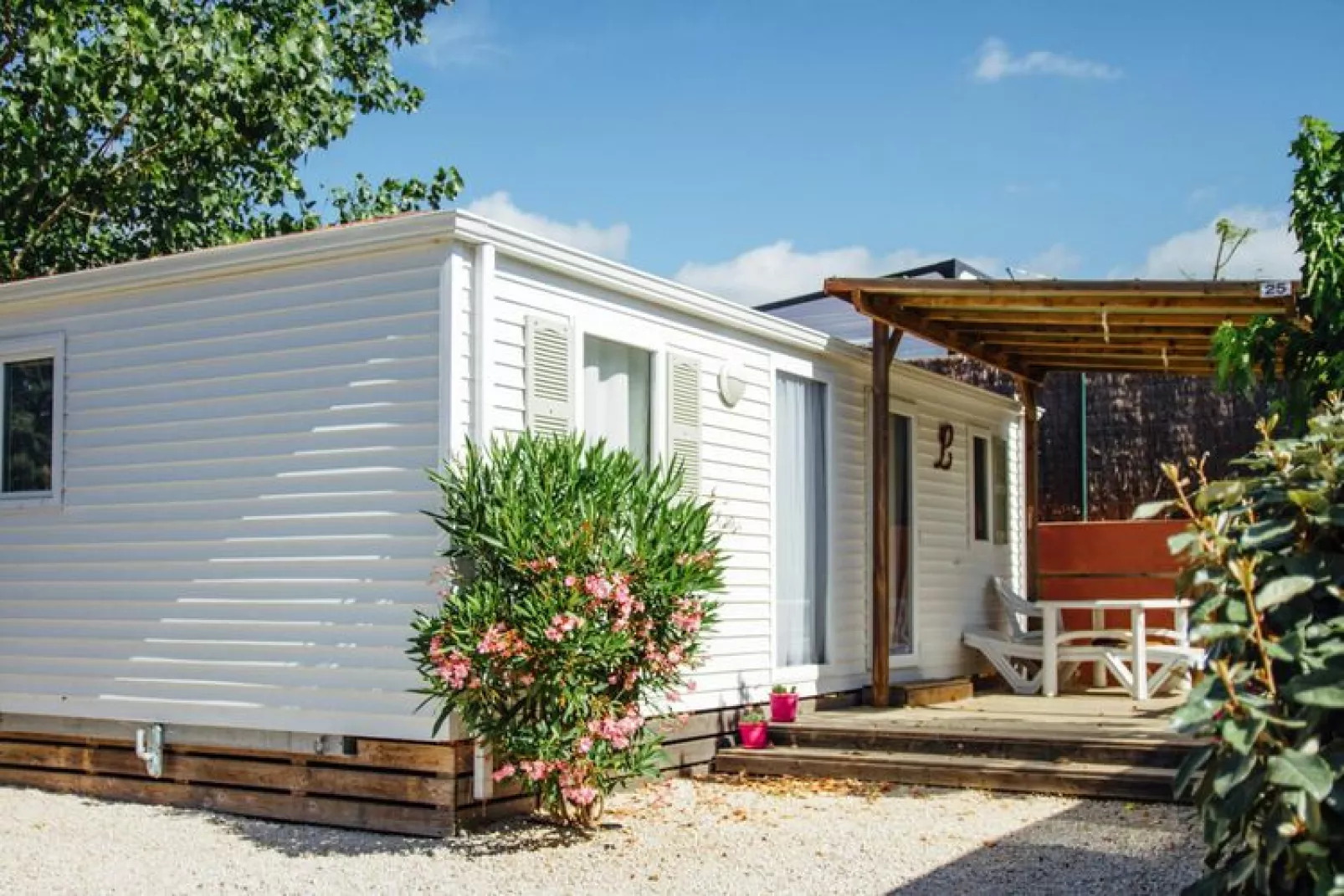 Caravanpark Mas des Lavandes Sérignan Mobilhome Classic-Buitenkant zomer