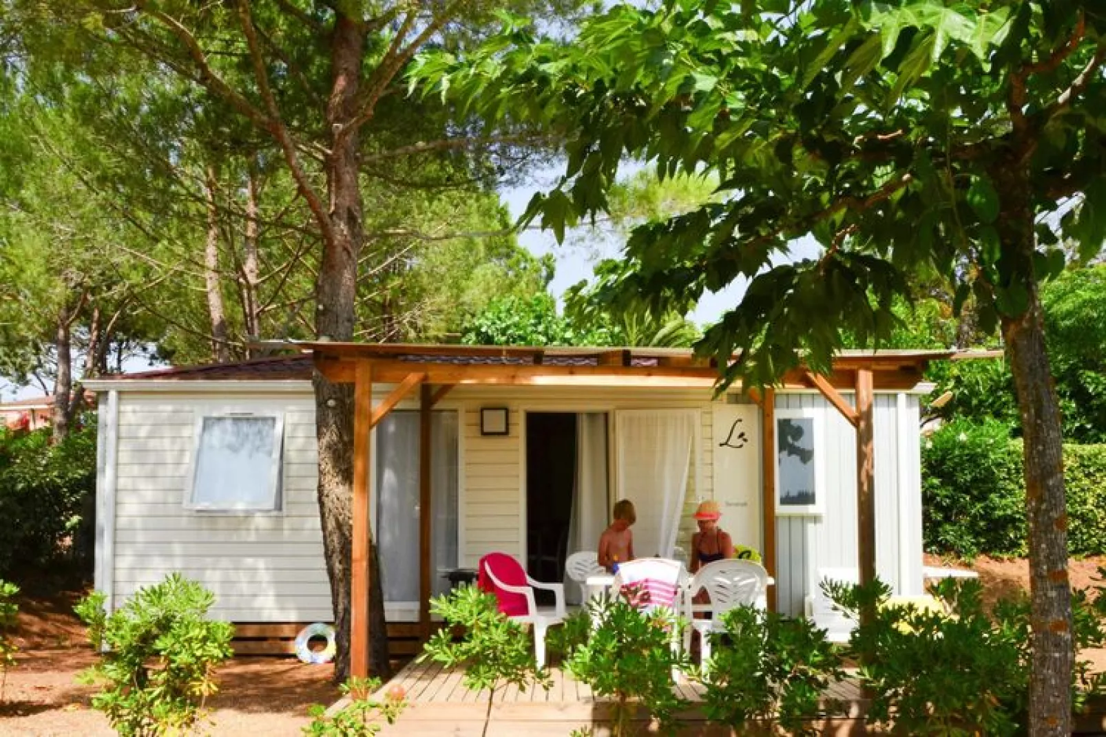 Caravanpark Domaine Sainte Véziane Bessan-Mobilhome Premium 2 chambres 4-6 pers-Buitenkant zomer