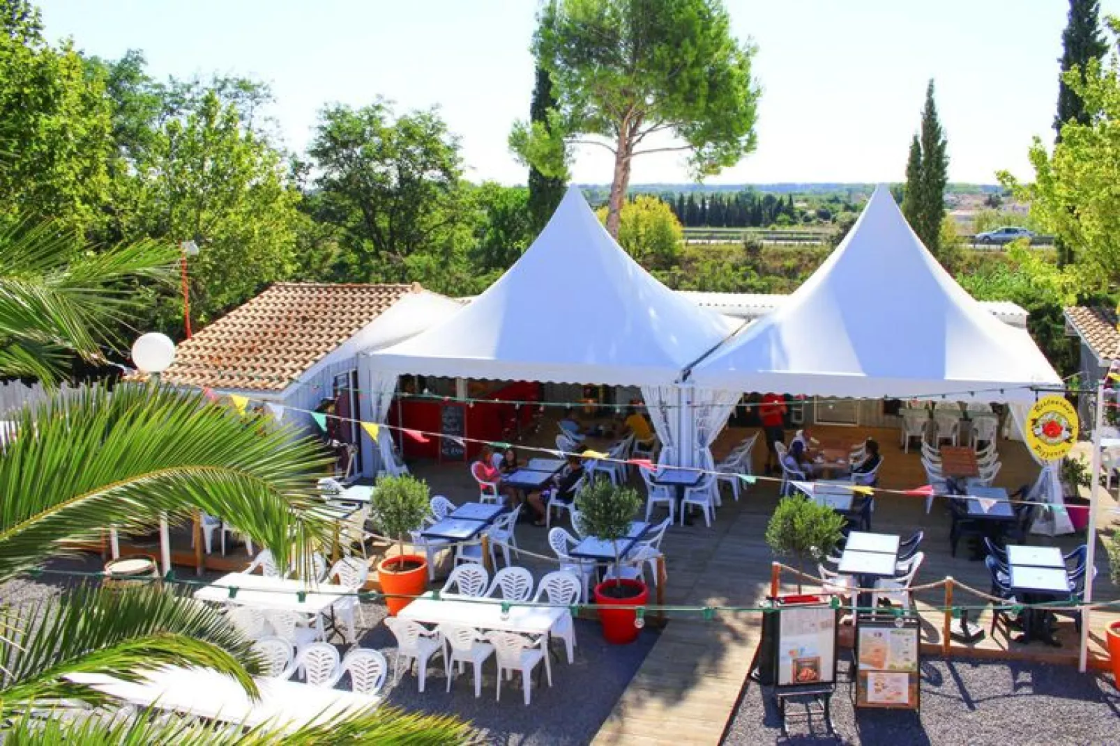 Caravanpark Domaine Sainte Véziane Bessan-Mobilhome Premium 2 chambres 4-6 pers-Tuinen zomer