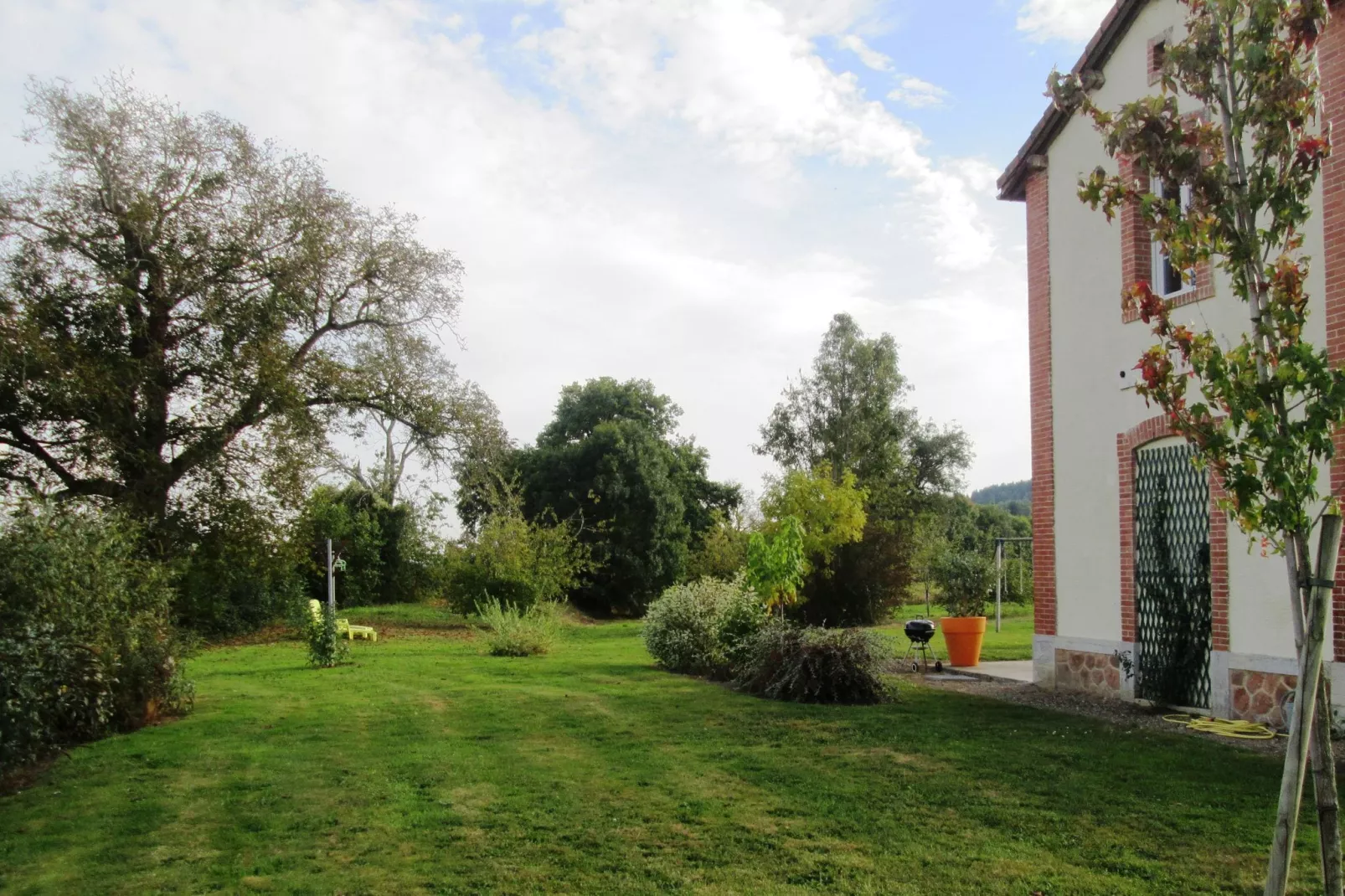 Maison de vacances Crux la Ville-Tuinen zomer