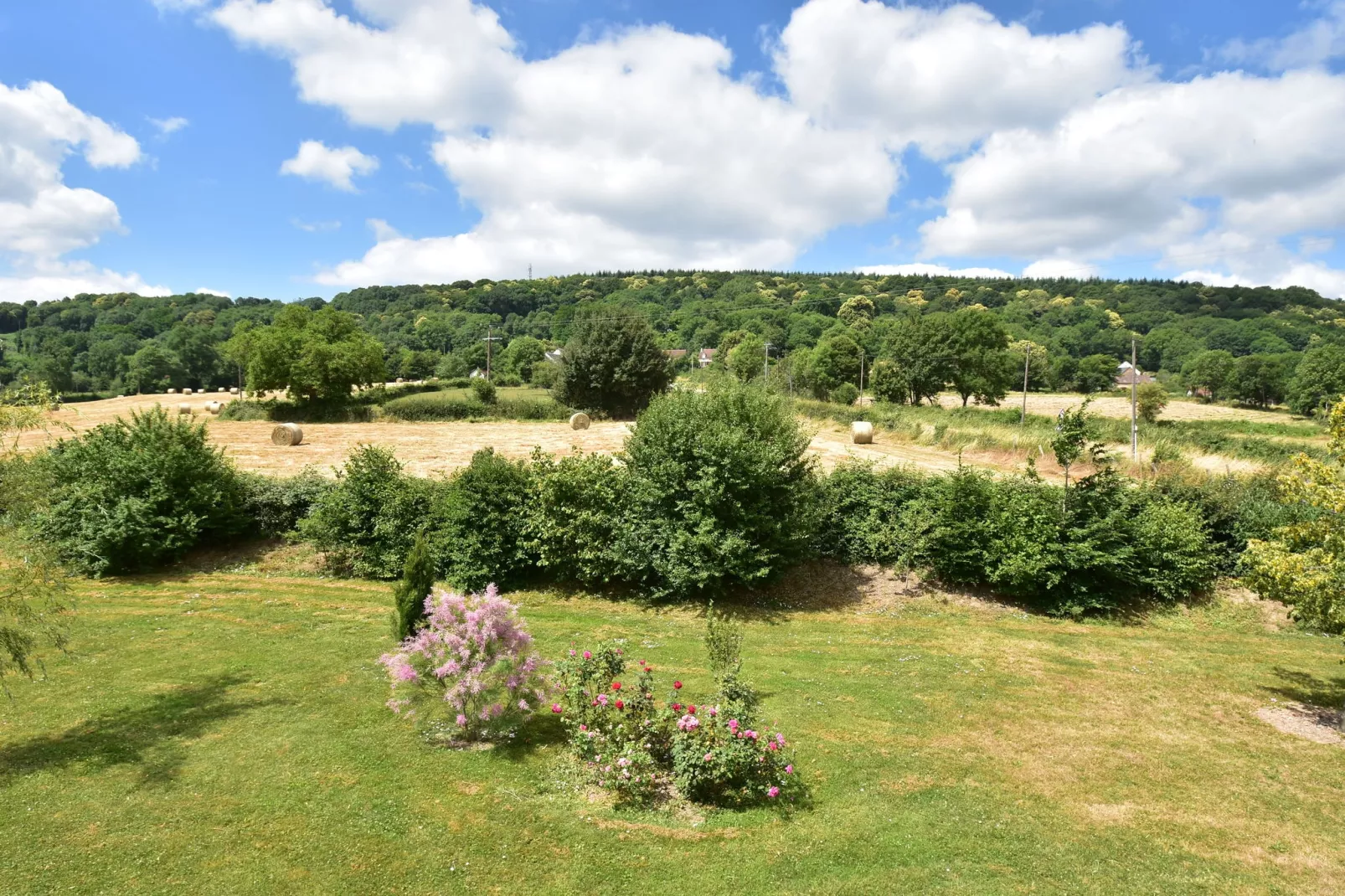 Maison de vacances Crux la Ville-Uitzicht zomer