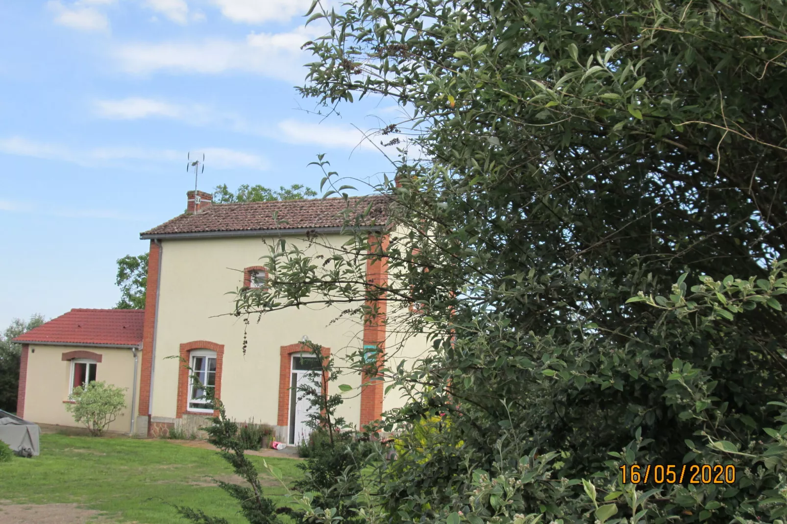 Maison de vacances Crux la Ville-Buitenkant zomer