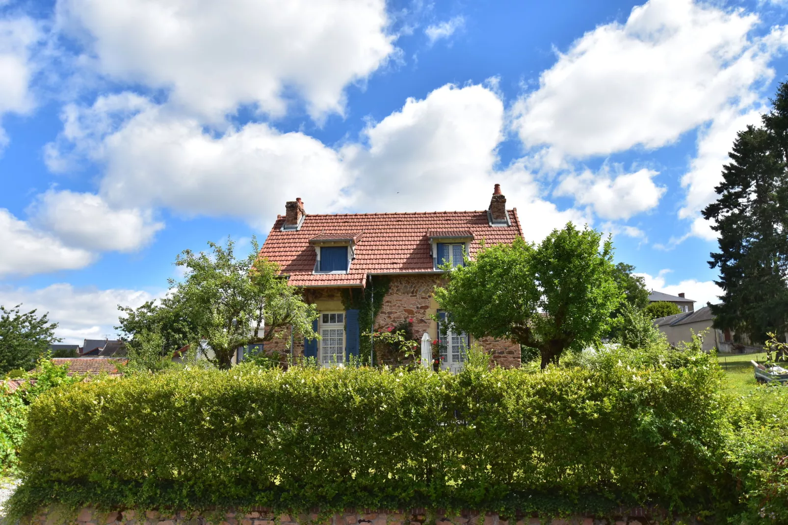 Gîte St Honoré les Bains-Buitenkant zomer