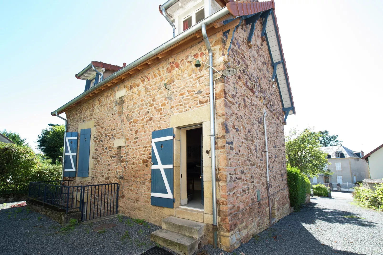 Gîte St Honoré les Bains-Buitenkant zomer