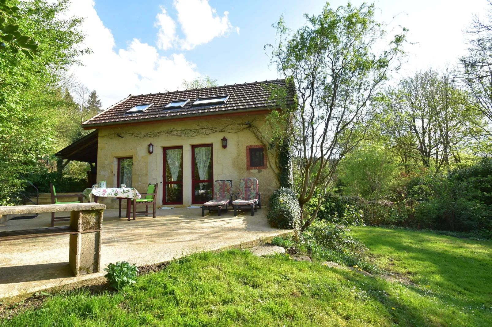 Laiterie du manoir de Thard-Buitenkant zomer