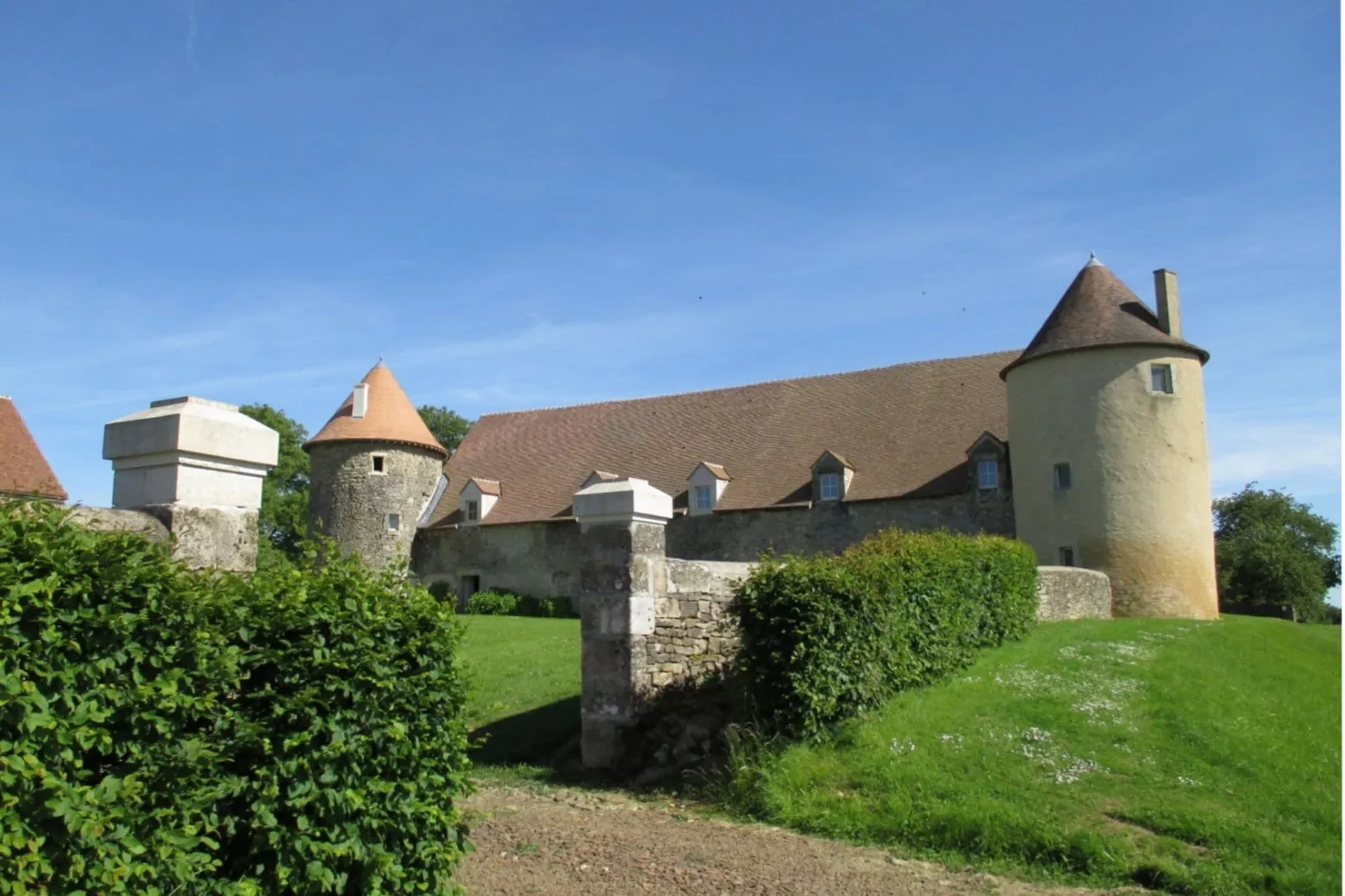 Le Vieux Château-Buitenkant zomer