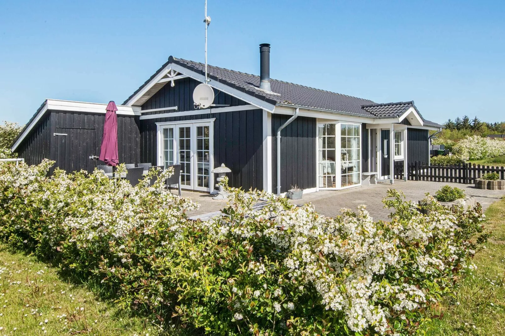 Modern vakantiehuis in Hemmet met uitzicht op de tuin