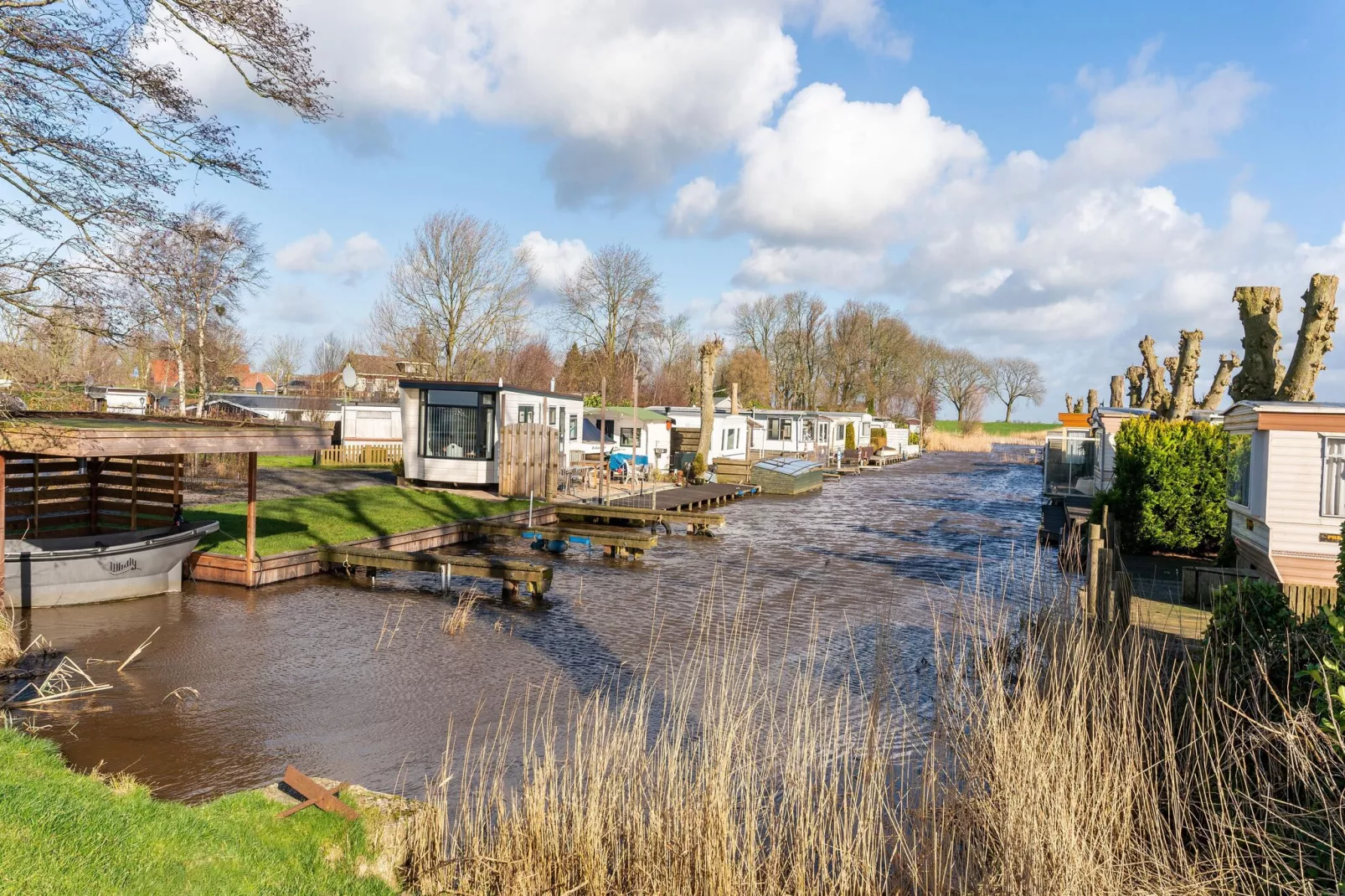 Luxe chalet 55 aan het water in Bantega met sloep 8 pax-Tuinen zomer