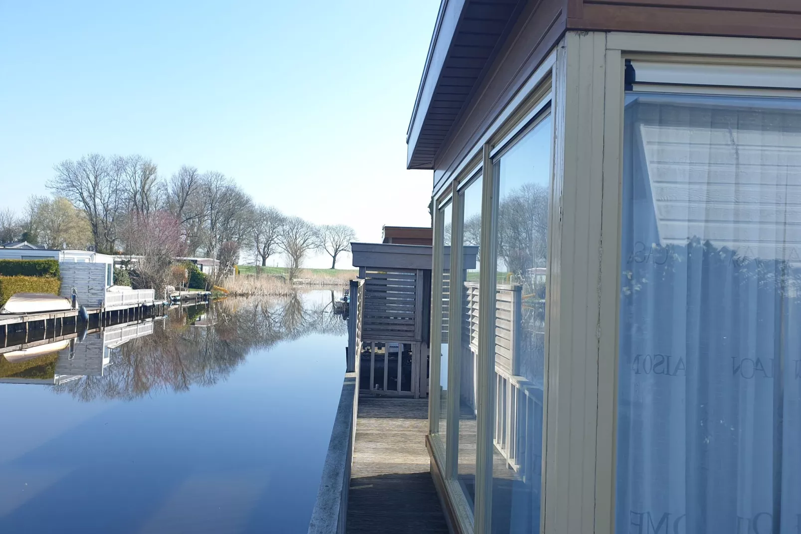 Luxe chalet 55 aan het water in Bantega met sloep 8 pax-Uitzicht zomer