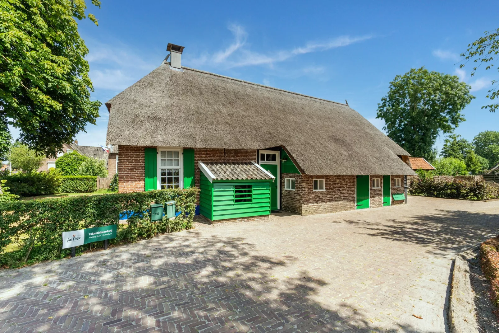 Woonboerderij in Staphorst voor 6 personen-Buitenkant zomer