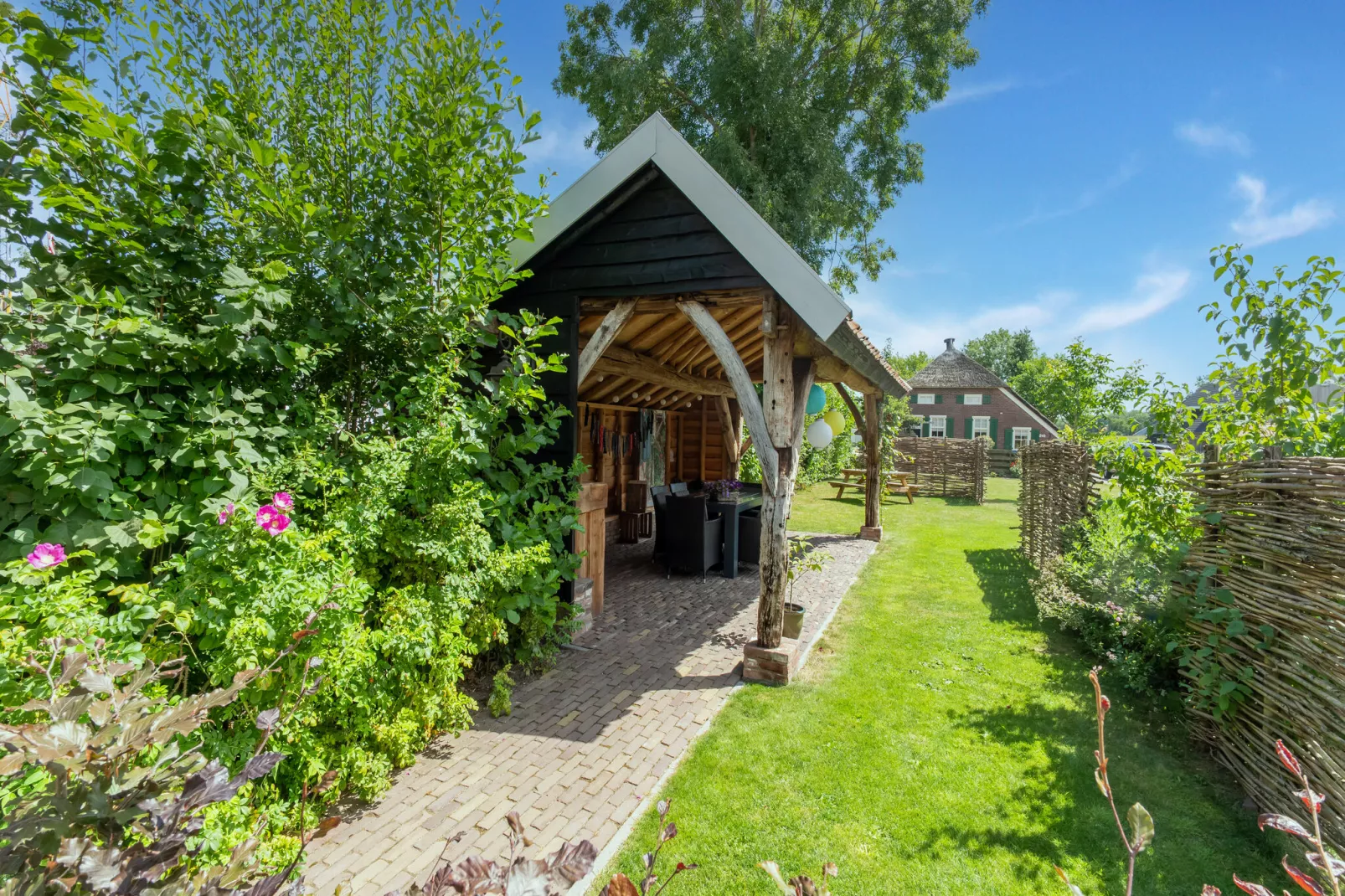 Woonboerderij in Staphorst voor 6 personen-Tuinen zomer