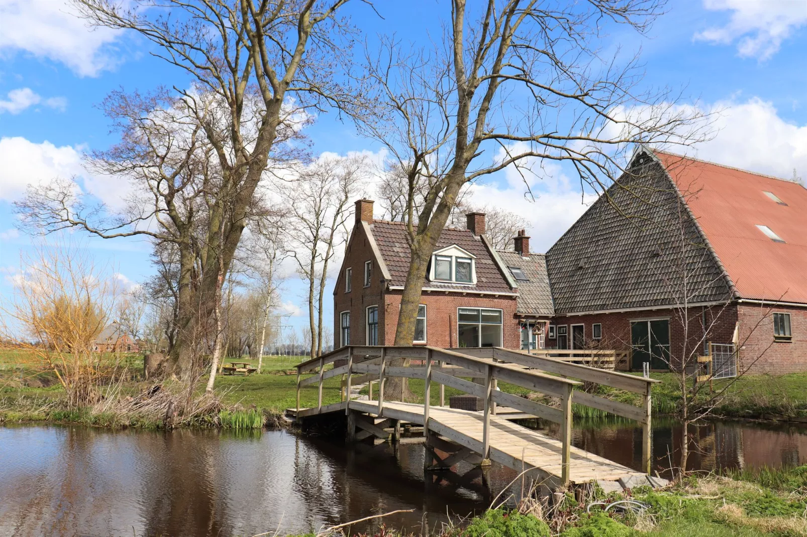 Boerderij uit 1866 in Friesland-Buitenkant zomer