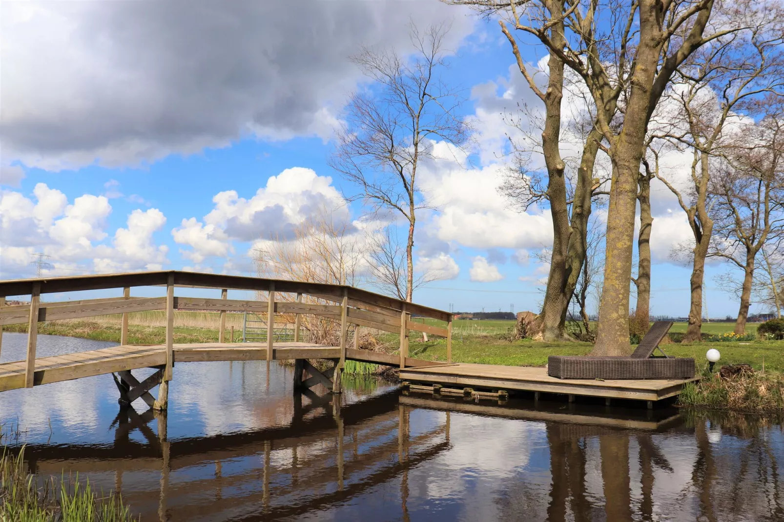 Boerderij uit 1866 in Friesland-Tuinen zomer