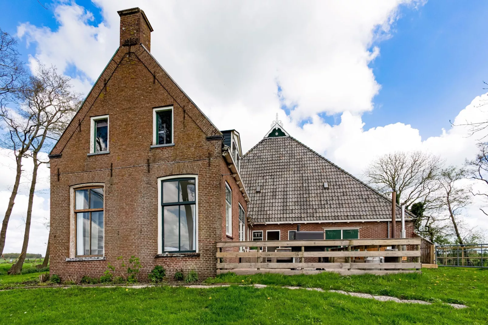 Boerderij uit 1866 in Friesland-Buitenkant zomer