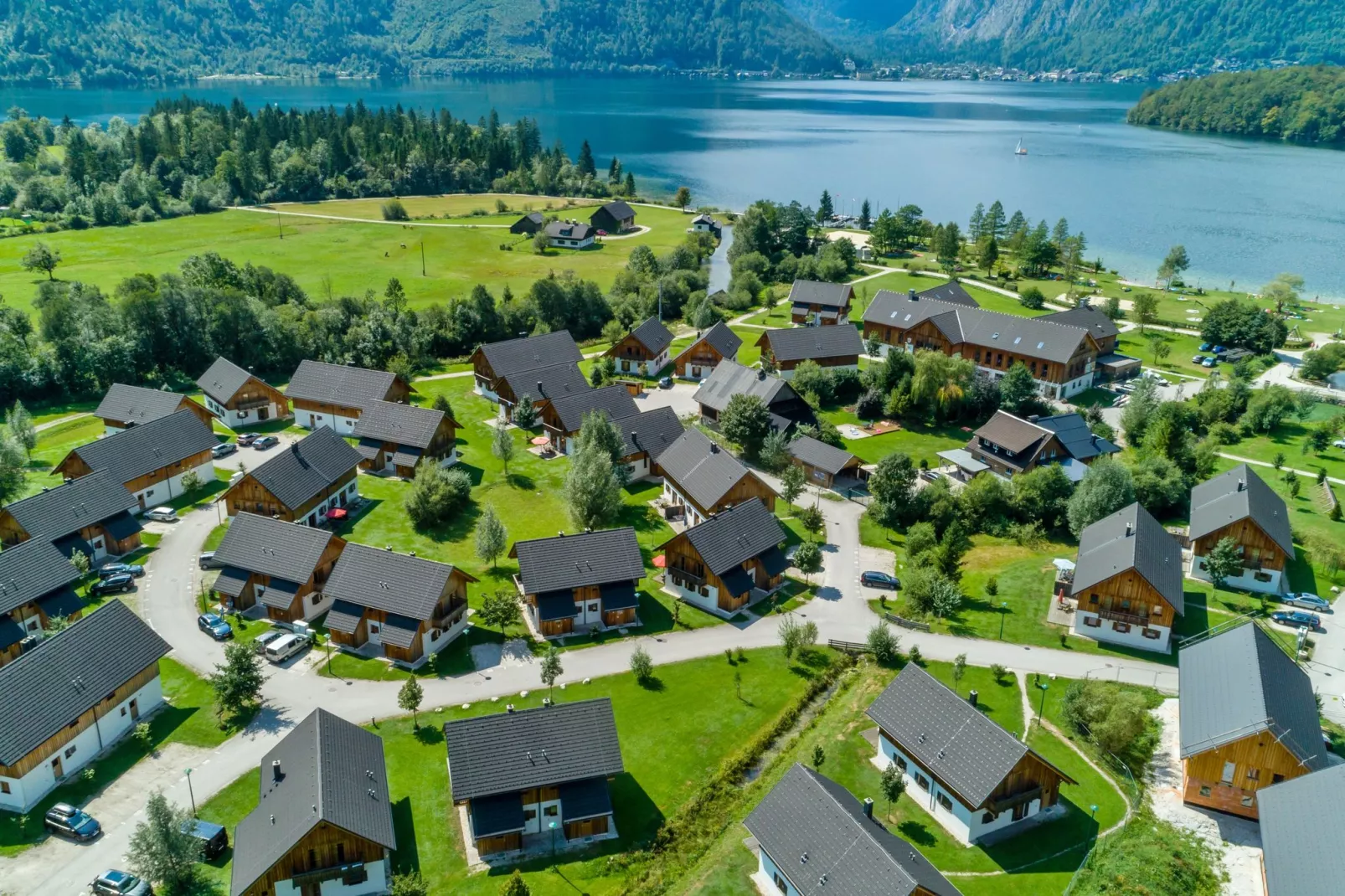 Sfeervol appartement in Obertraun met gedeeld zwembad-Buitenkant zomer