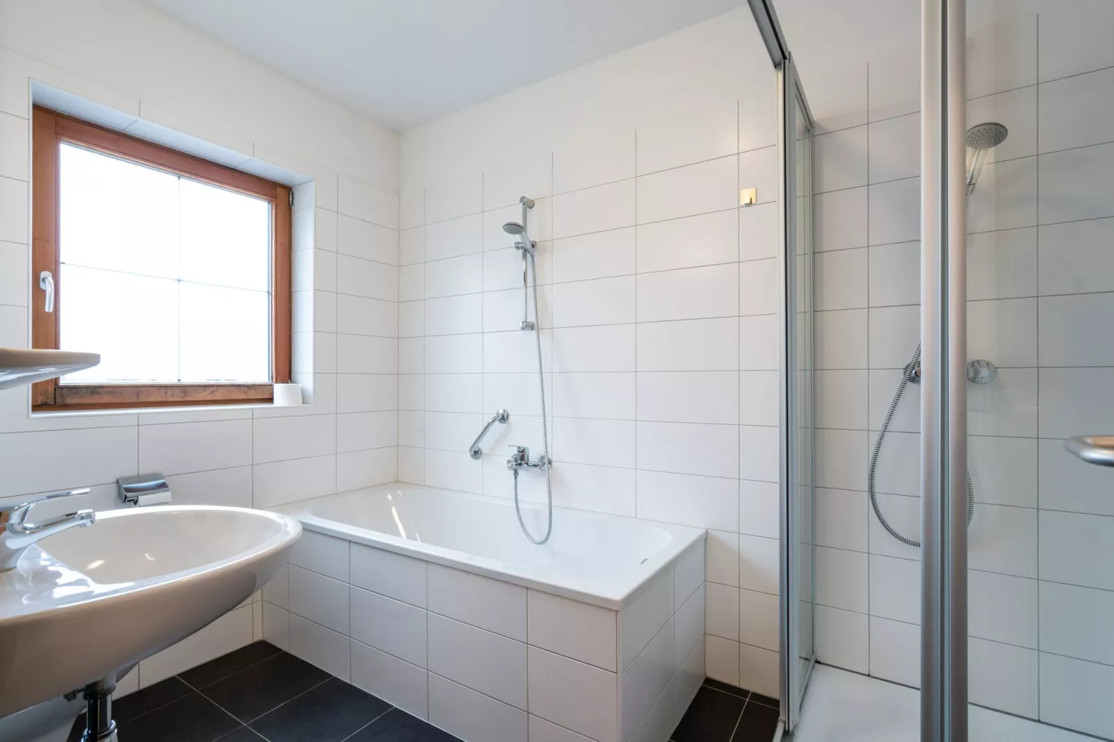 Ruim appartement in Obertraun met gedeeld zwembad-Badkamer