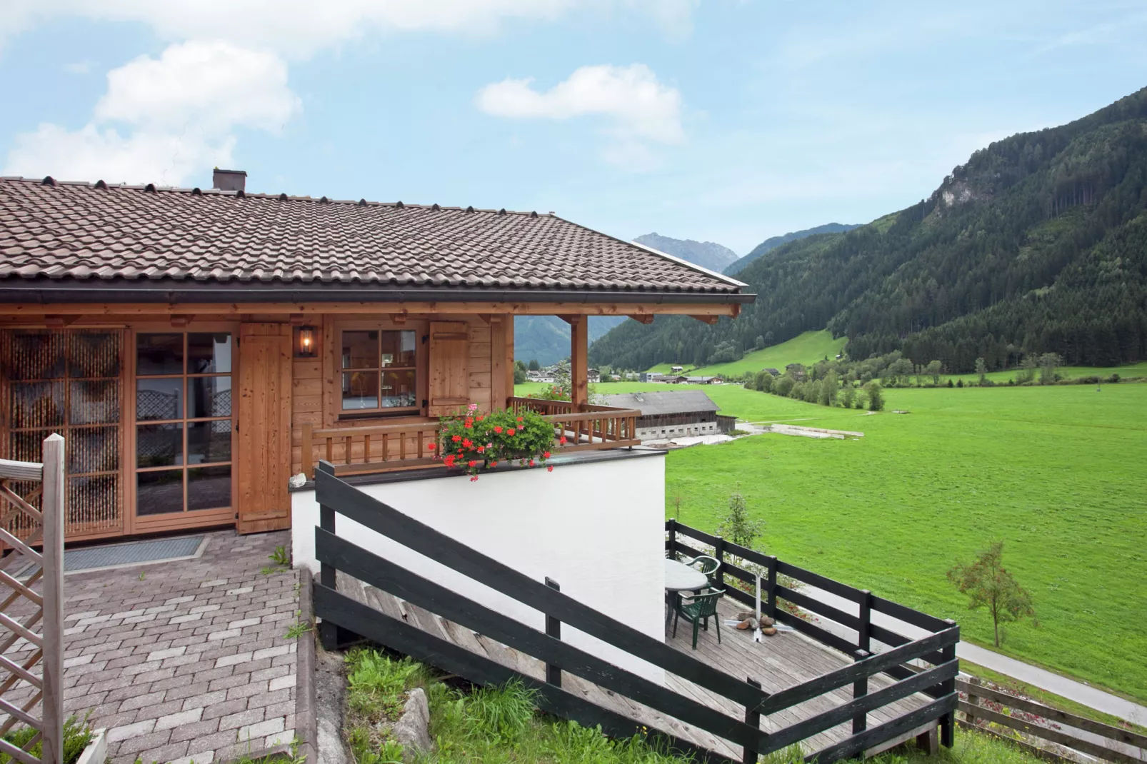 Chalets im Wald-Buitenkant zomer