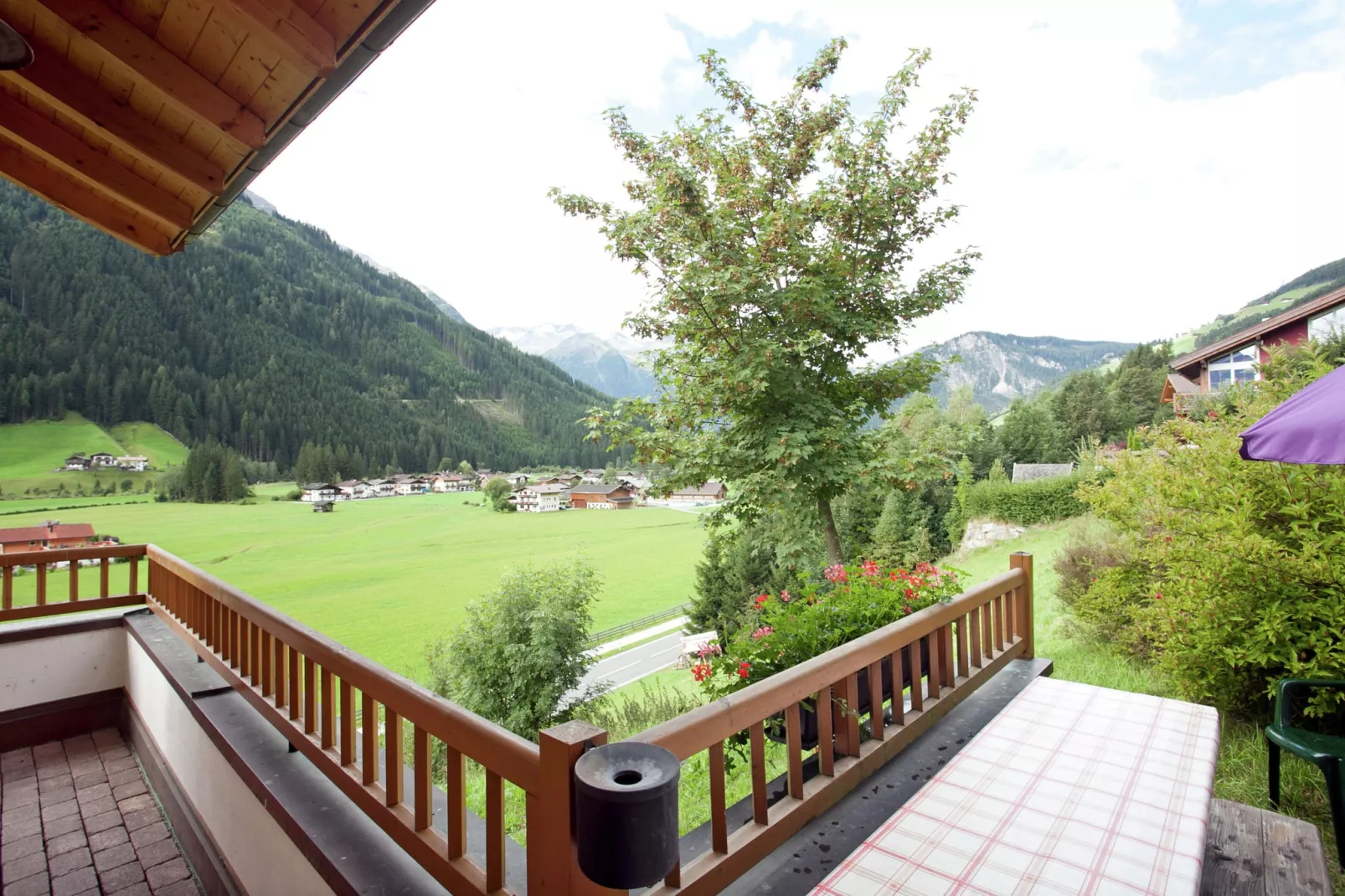 Chalets im Wald-Terrasbalkon