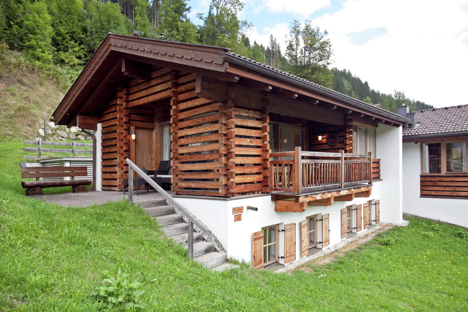 Chalets im Wald-Buitenkant zomer