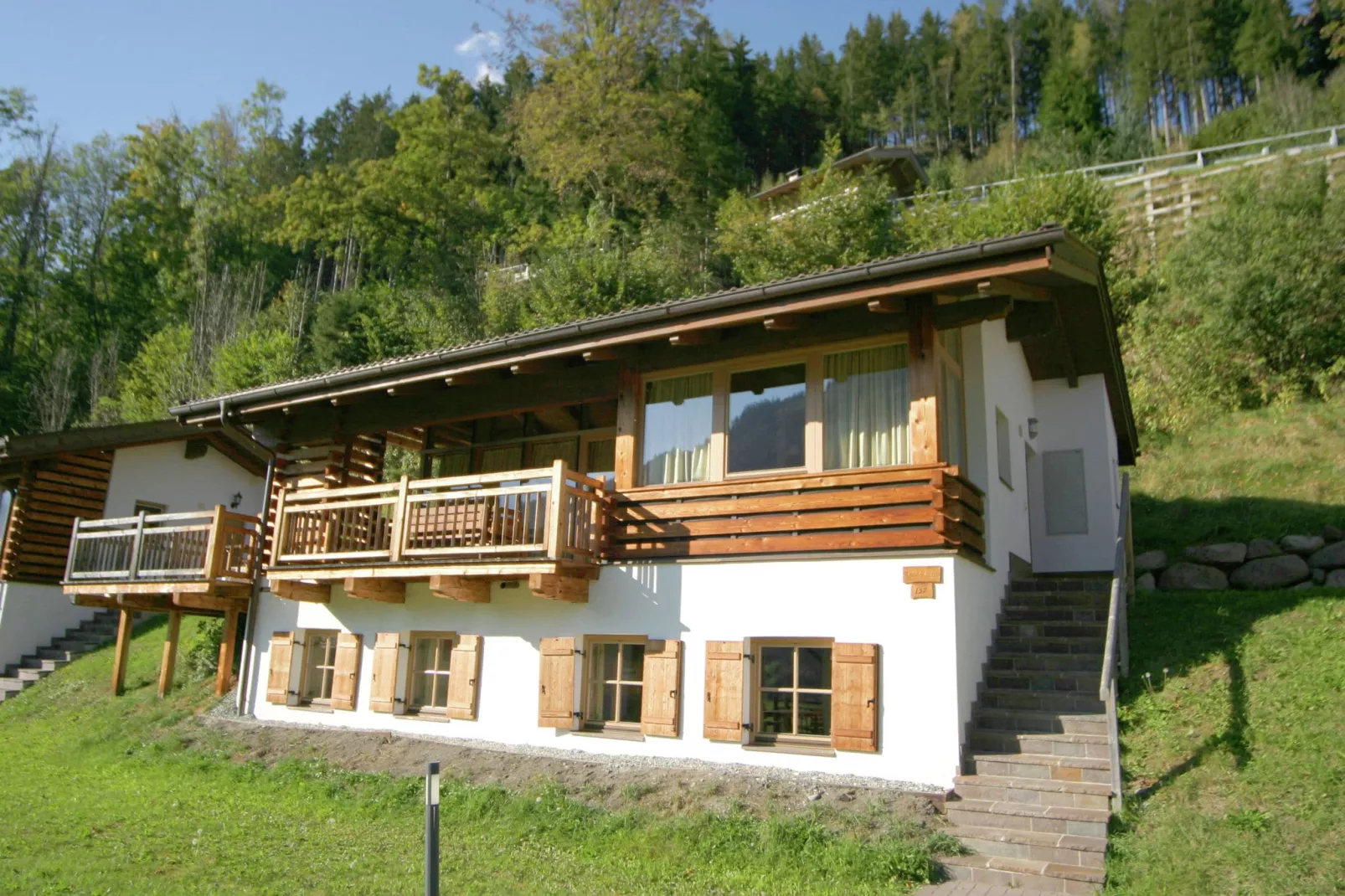 Chalets im Wald-Buitenkant zomer