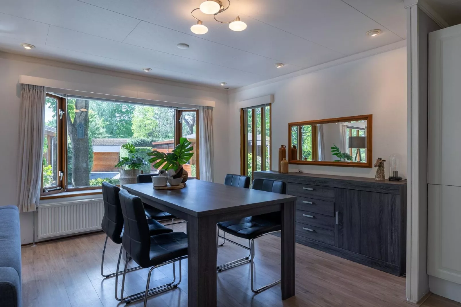Bungalowpark het Verscholen Dorp 4-Eetkamer