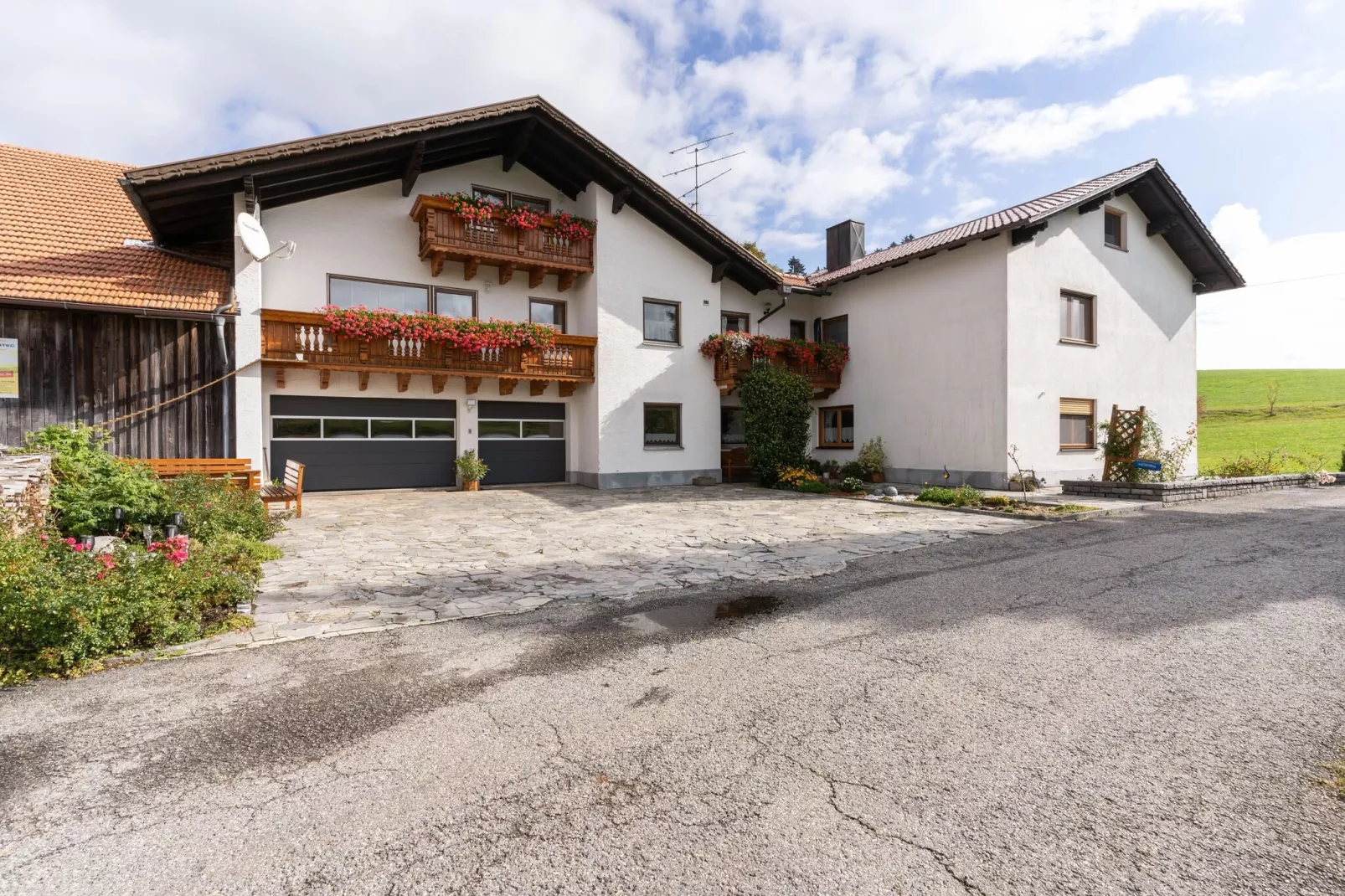 Gästehaus Kandlbinder-Buitenkant zomer