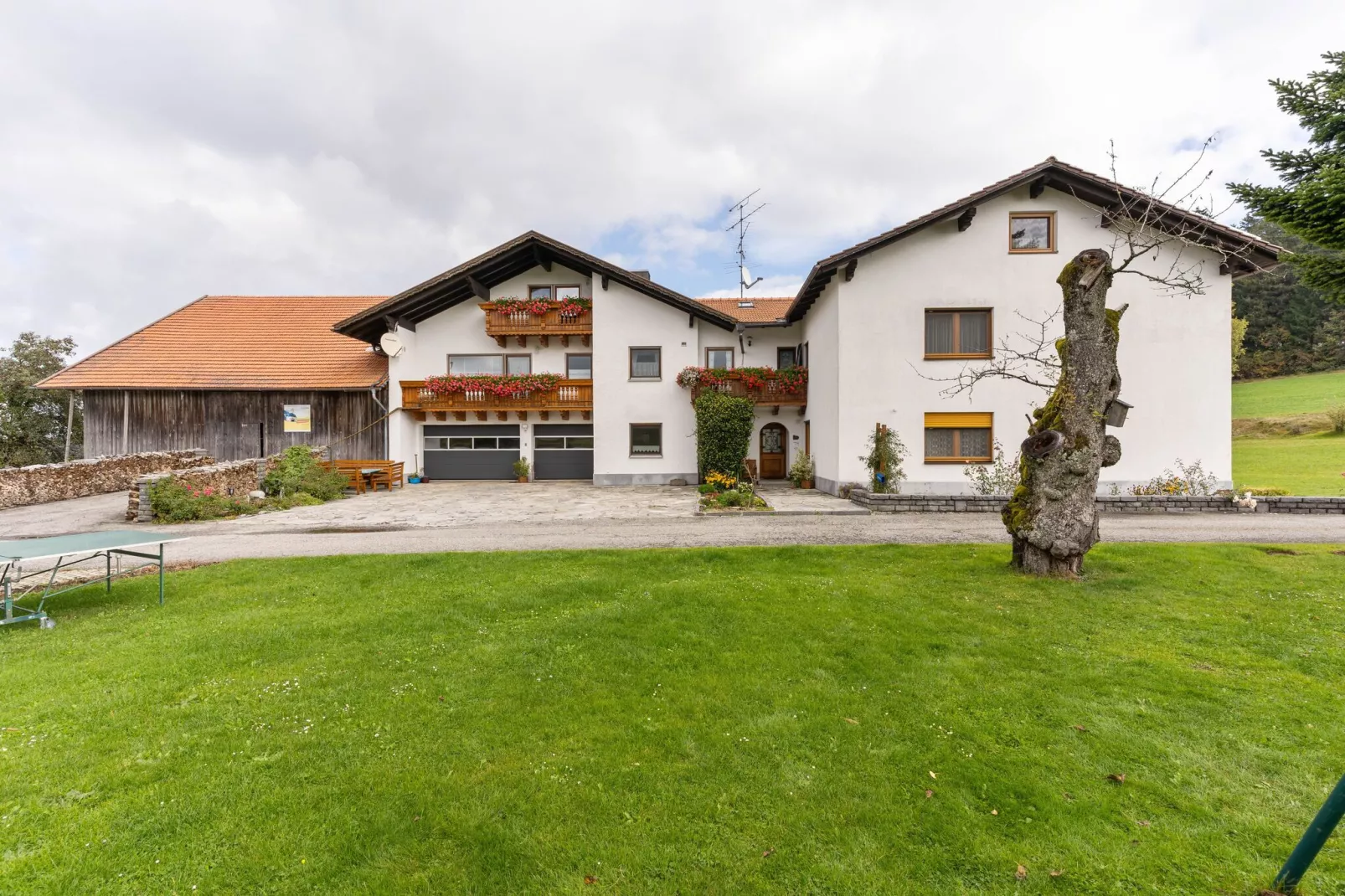 Gästehaus Kandlbinder-Buitenkant zomer