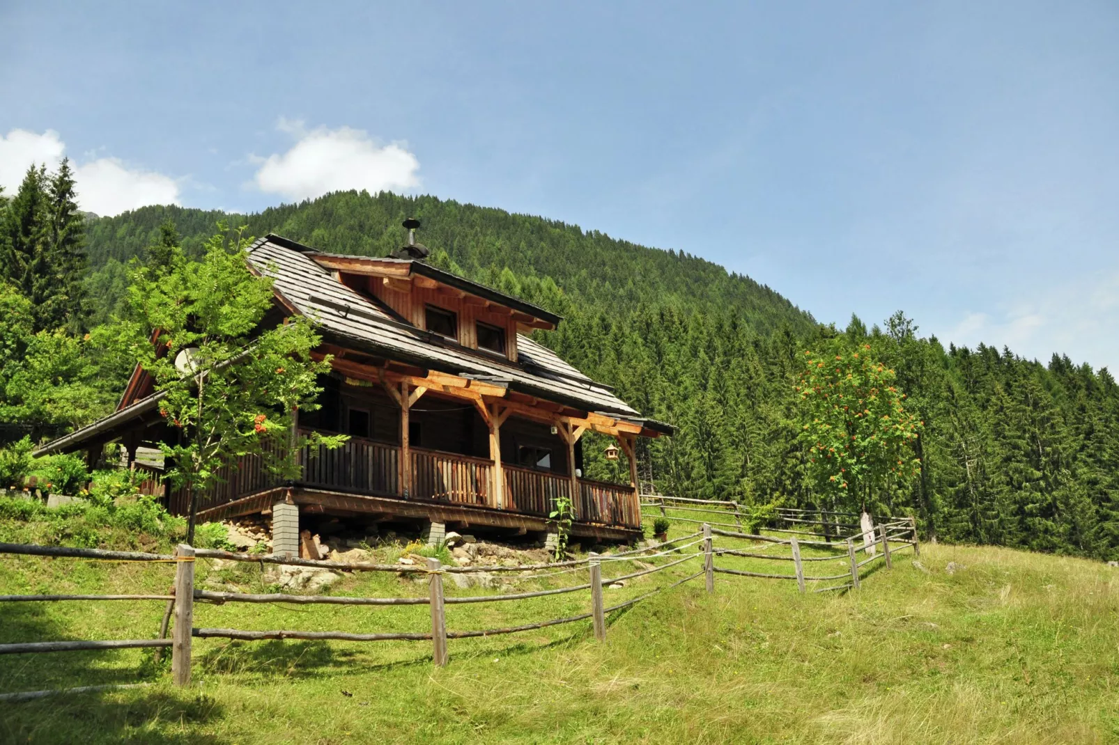 Almhütte im Walde-Buitenkant zomer