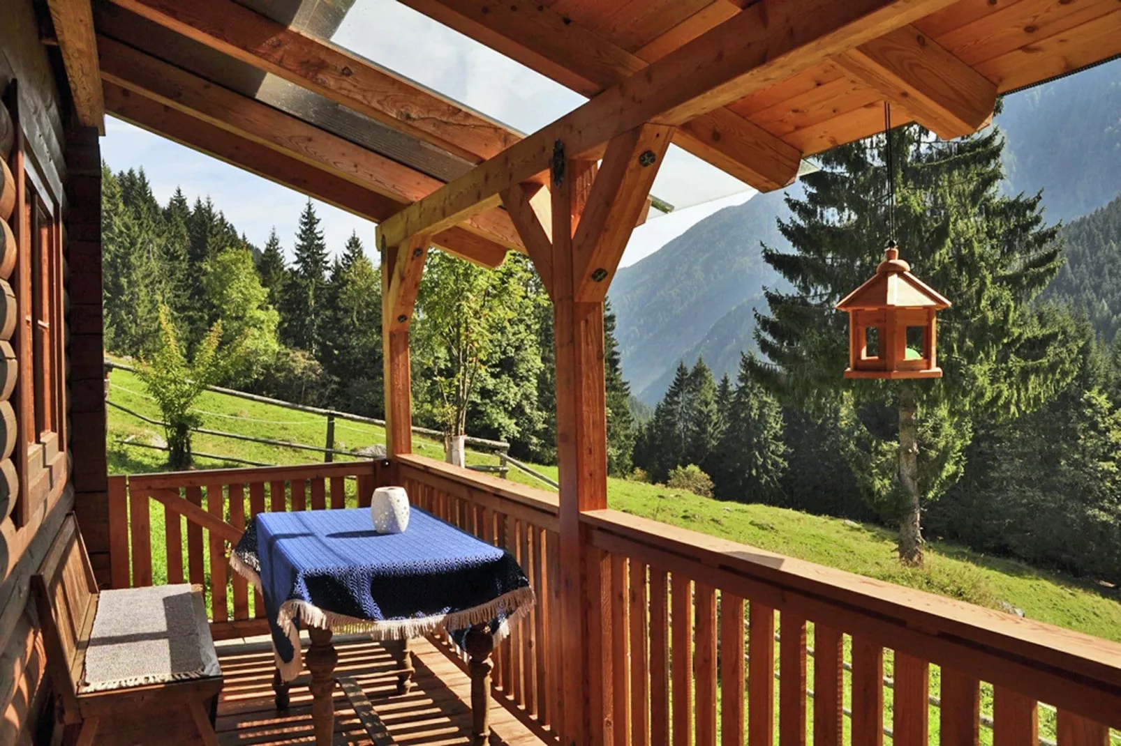 Almhütte im Walde-Terrasbalkon