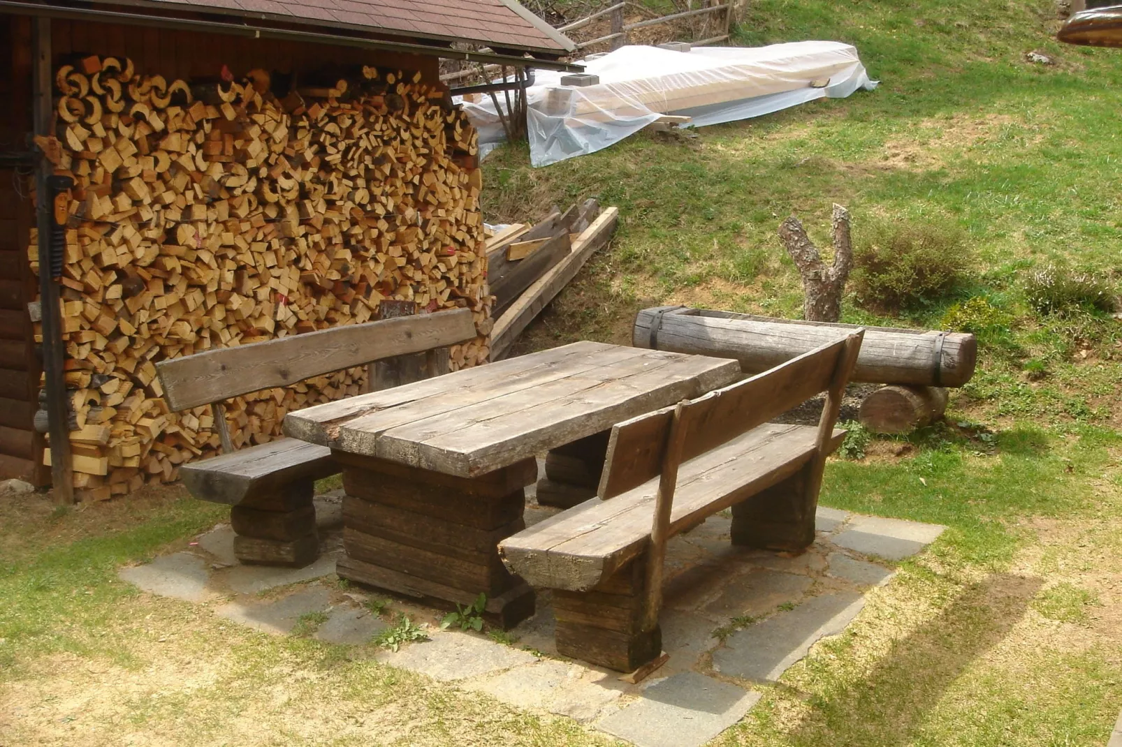 Almhütte im Walde-Terrasbalkon