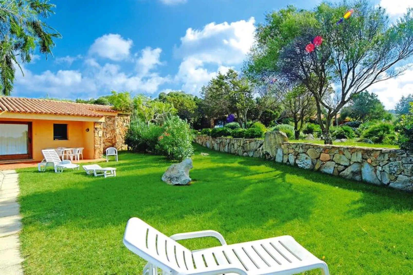 Holiday residence Il Nido dei Gabbiani Porto Pollo / Mono Comfort 2 pax-Tuinen zomer