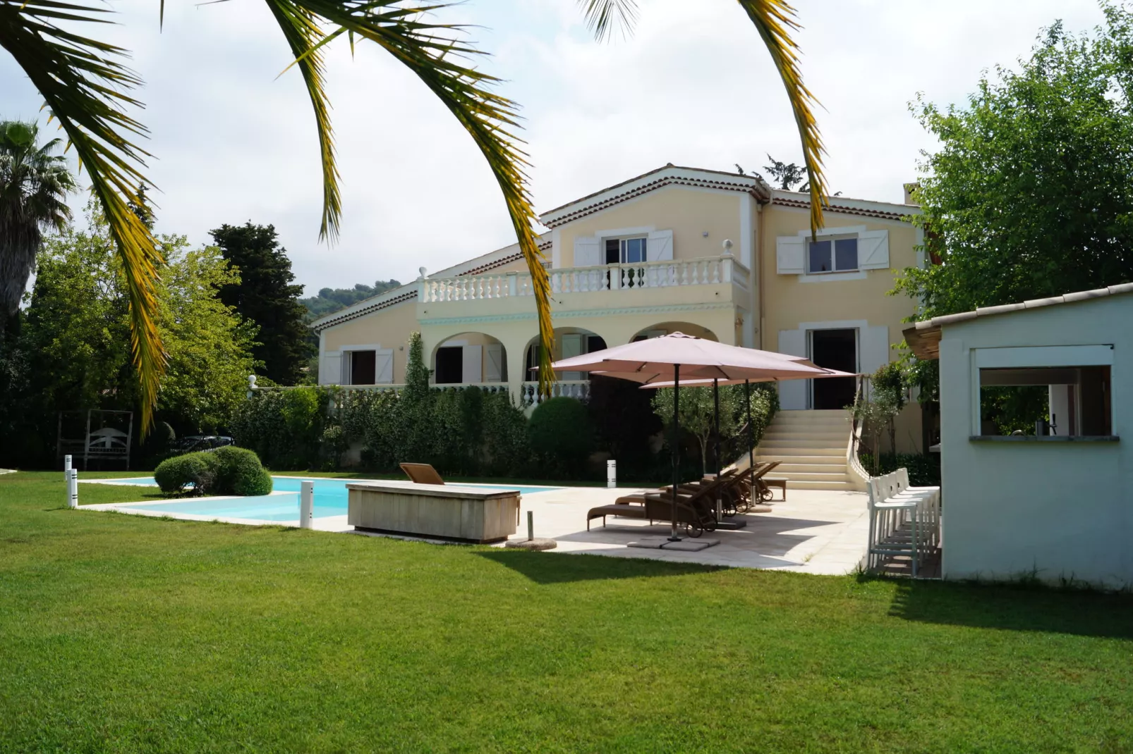 Villa Mougins-Buitenkant zomer