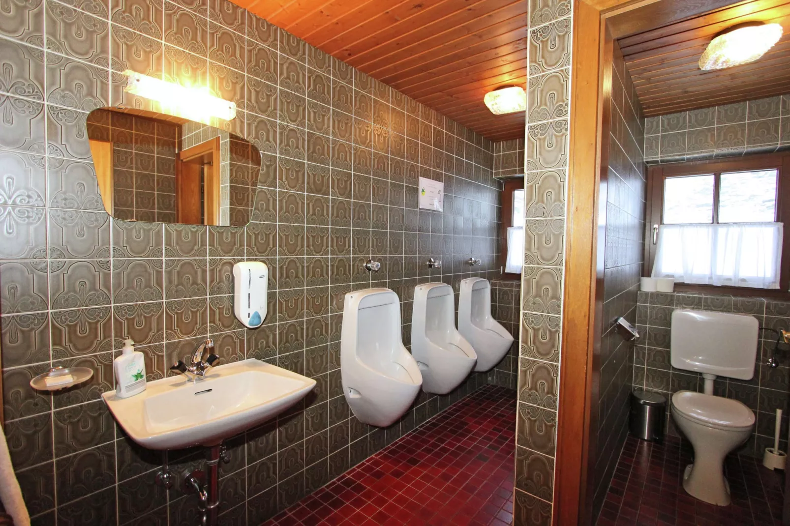 Alpenhaus Lacknerbrunn-Badkamer