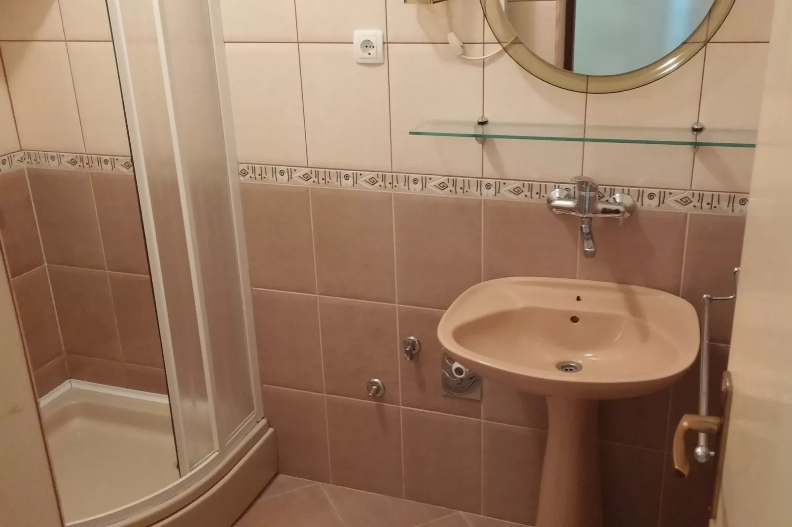 Mooi appartement in Pag met dakterras-Badkamer