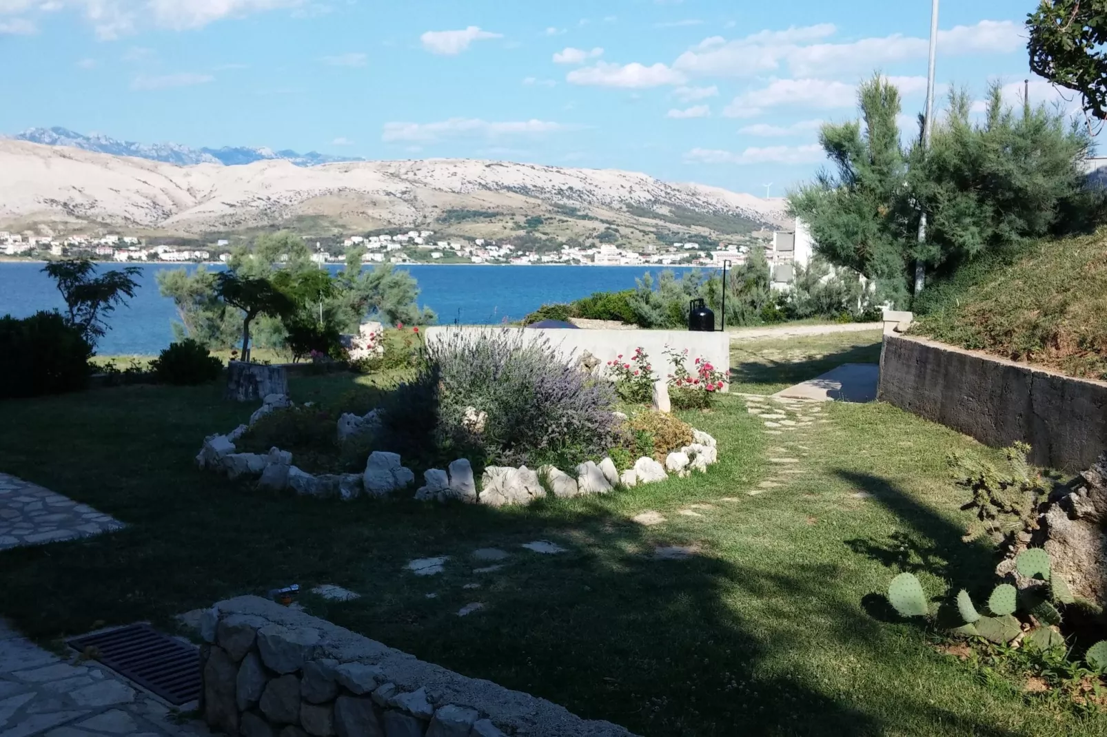 Mooi appartement in Pag met dakterras-Tuinen zomer
